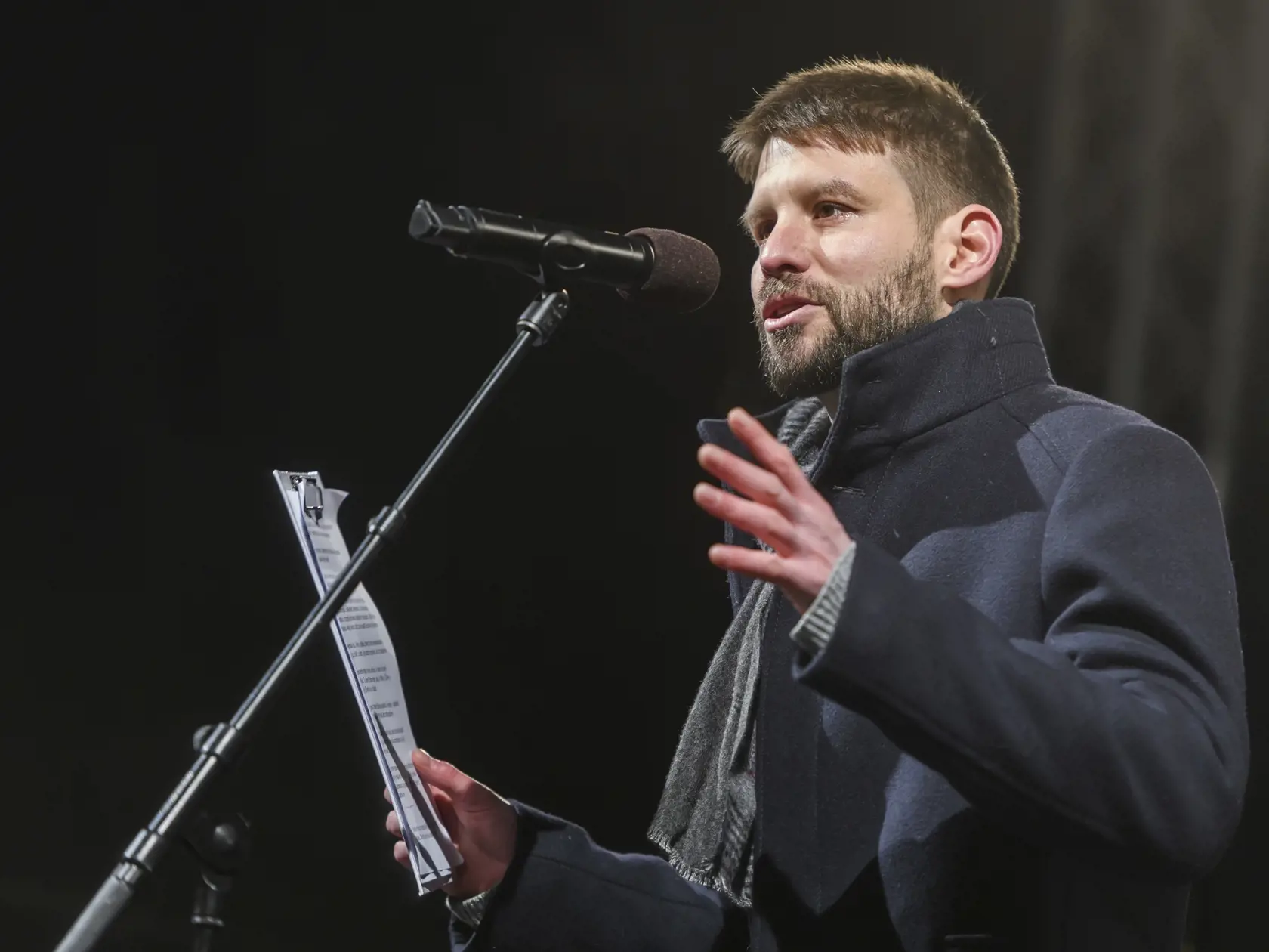 Na snímke predseda Progresívneho Slovenska (PS) Michal Šimečka sa prihovára ľuďom na druhom spoločnom proteste opozície - hnutia Progresívne Slovensko (PS), strany Sloboda a Solidarita (SaS) a Kresťanskodemokratického hnutia proti rušeniu Úradu Špeciálnej prokuratúry (ÚPŠ) pred Úradom vlády SR v Bratislave 12. decembra 2023. FOTO TASR - Jaroslav Novák


