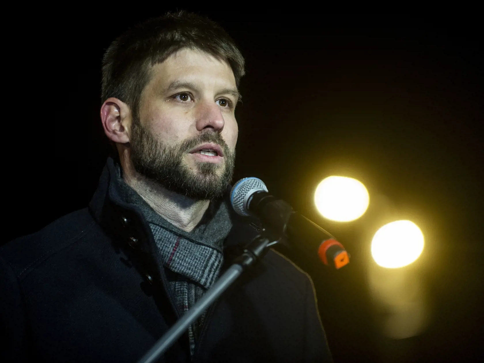 Na snímke predseda strany Progresívne Slovensko (PS) Michal Šimečka sa prihovára počas opozičného protestu, ktorý spoločne zorganizovali Sloboda a Solidarita (SaS), Kresťanskodemokratické hnutie (KDH) a PS pod názvom Zastavme ich pred budovou Úradu vlády SR v Bratislave vo štvrtok 7. decembra 2023. FOTO TASR - Jakub Kotian