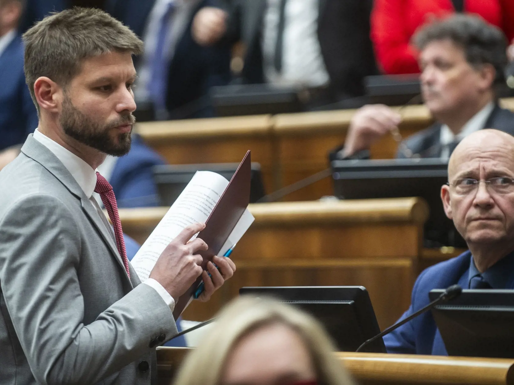 Na snímke zľava podpredseda NRSR Michal Šimečka a poslanec NRSR Jaroslav Spišiak (obidvaja Progresívne Slovensko) počas schôdze Národnej Rady SR, kde sa ho opozícia pokúsila odvolať 29. novembra 2023 v Bratislave. Minister vnútra Matúš Šutaj Eštok (Hlas-SD) ostáva vo funkcii. Za návrh na vyslovenie nedôvery ministrovi hlasovalo v stredu len 61 poslancov Národnej rady (NR) SR zo 136 prítomných. Na odvolanie bolo potrebných 76 hlasov. FOTO TASR - Jakub Kotian
