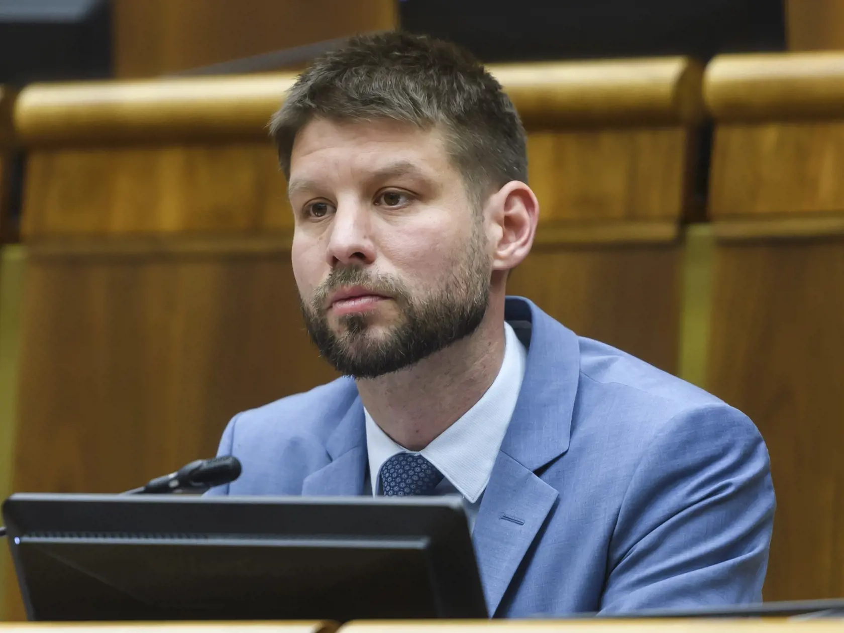 Na snímke podpredseda Národnej rady SR Michal Šimečka (Progresívne Slovensko) počas hlasovania o schválení novely tzv. kompetenčného zákona na 6. schôdzi parlamentu v Bratislave 16. januára 2024. FOTO TASR - Jaroslav Novák