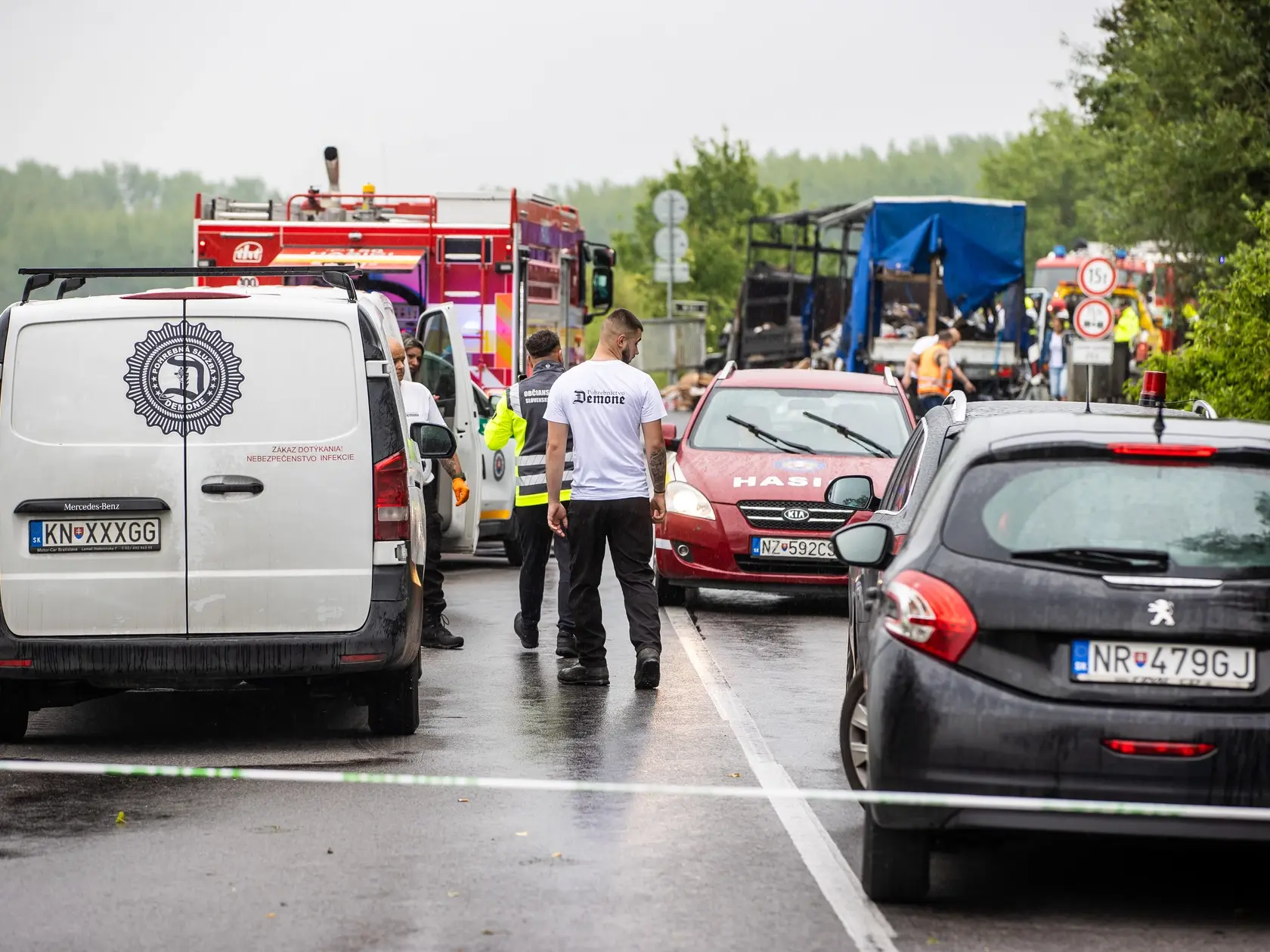 Počas jazdy došlo k vznieteniu a následne k požiaru kamióna prevážajúceho elektrobicykle. Z dôvodu hasenia požiaru kamióna je aktuálne diaľnica D2 uzavretá. (Ilustračné foto)
