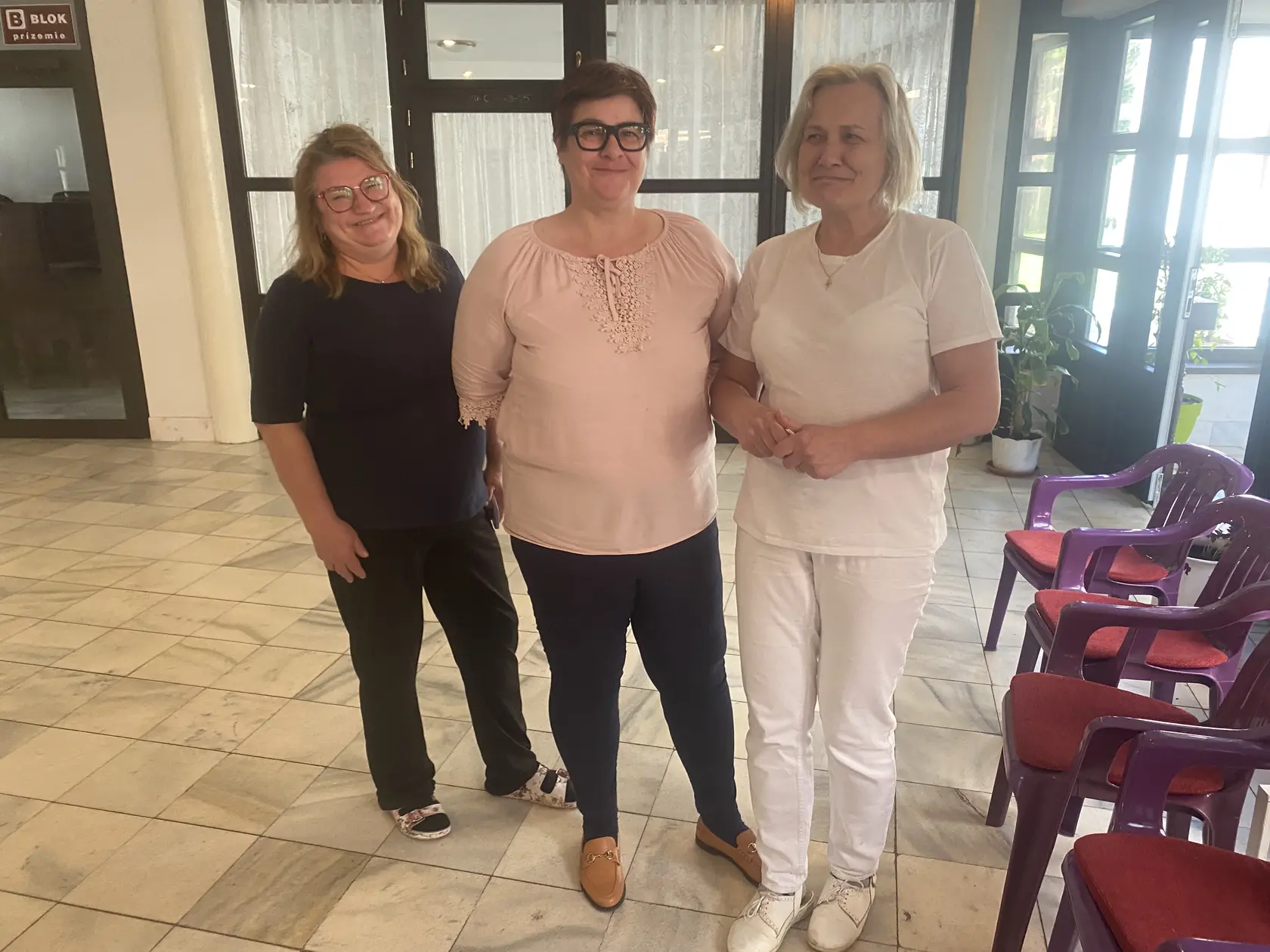 Zamestnankyne prešovského exercičného domu, ktoré v čase pápežovej návštevy Prešova vypomáhali v kuchyni : zľava Slávka Bucková, v strede Katarína Dziaková, vpravo Renáta Vaľková. Stretnutie s Františkom je pre nich nezabudnuteľné. 