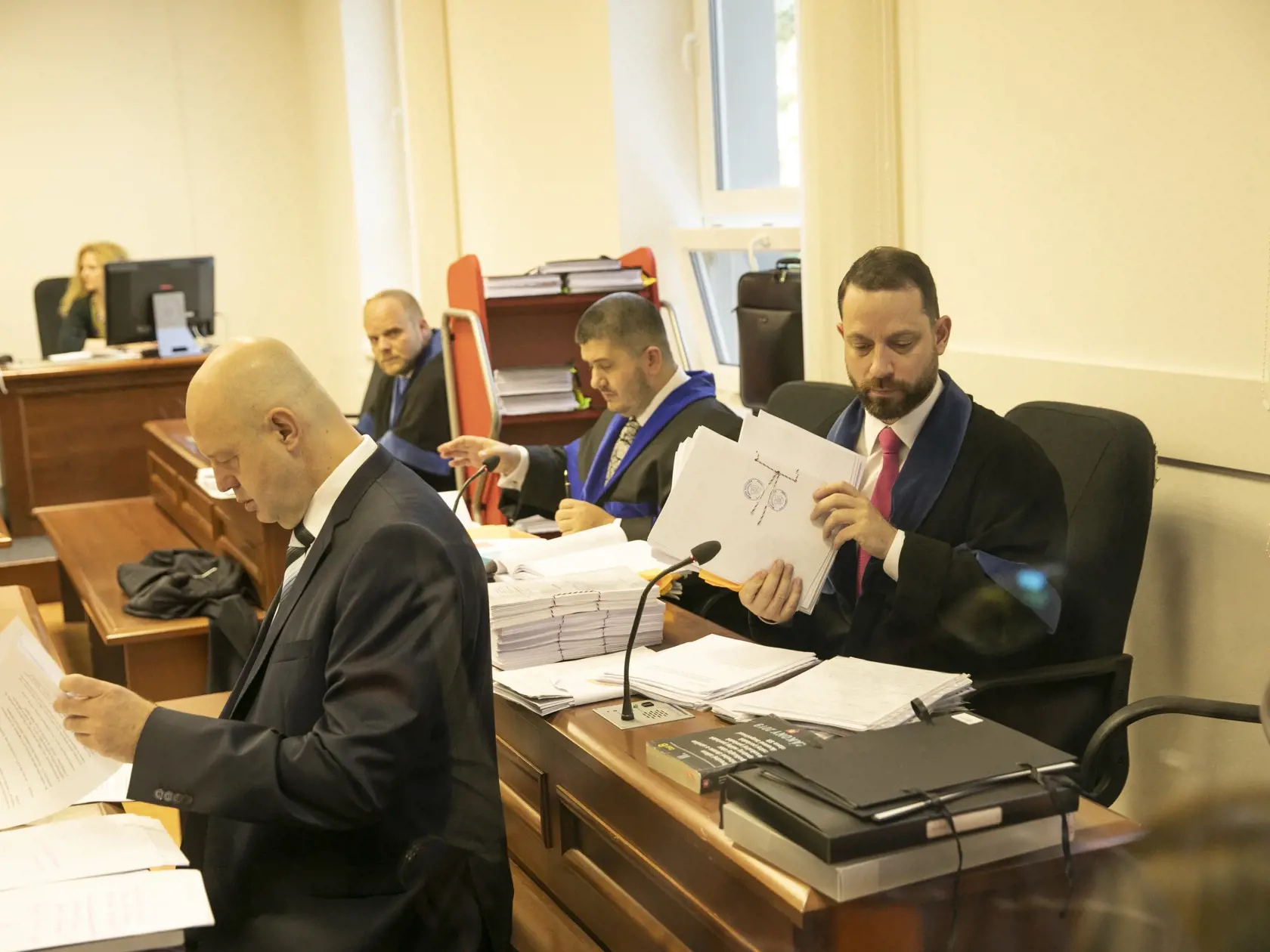 Na jednej strane sedí obvinený z objednávky vraždy Jána Kuciaka (†27) Marian Kočner a bývalý minister hospodárstva a majiteľ Markízy Pavol Rusko a na druhej strane Markíza. Ide o 69 miliónov eur, ktoré si mal Kočner neoprávnene žiadať od Markízy.