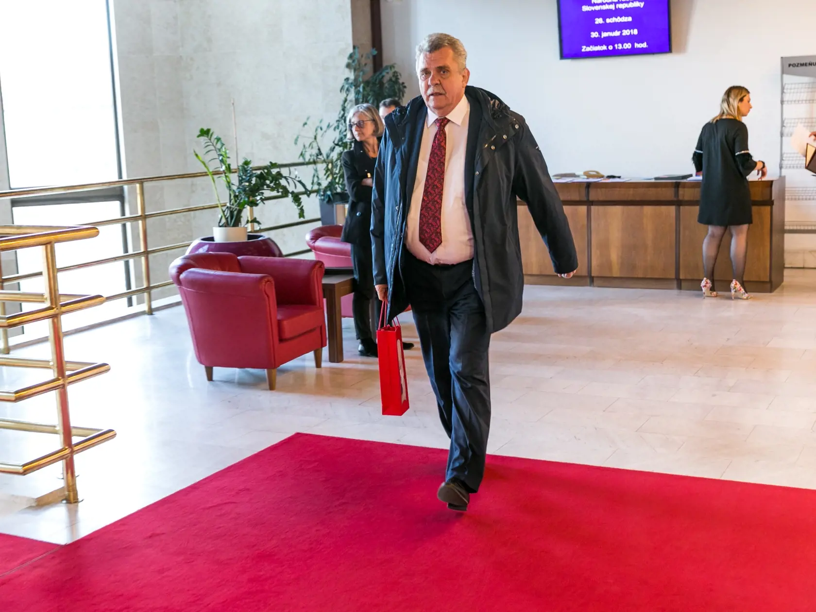 Peter Marček (Sme rodina-Boris Kollár, 64): Toto sa mi zdá trochu nešťastné. Vetrovka v kombinácii s oblekom je vždy dosť veľký prešľap. Chce to kabát a sako zapnúť na jeden gombík. Tak by sa to malo, ale tiež by to pôsobilo estetickejšie.