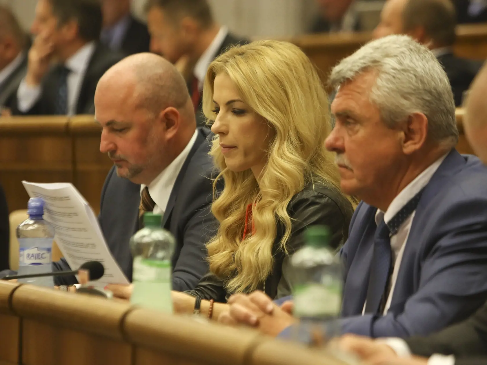 Dostali vyhadzov: Poslanci Holúbek, Šimkovičová a Marček, zľava, opustili klub Sme rodina.