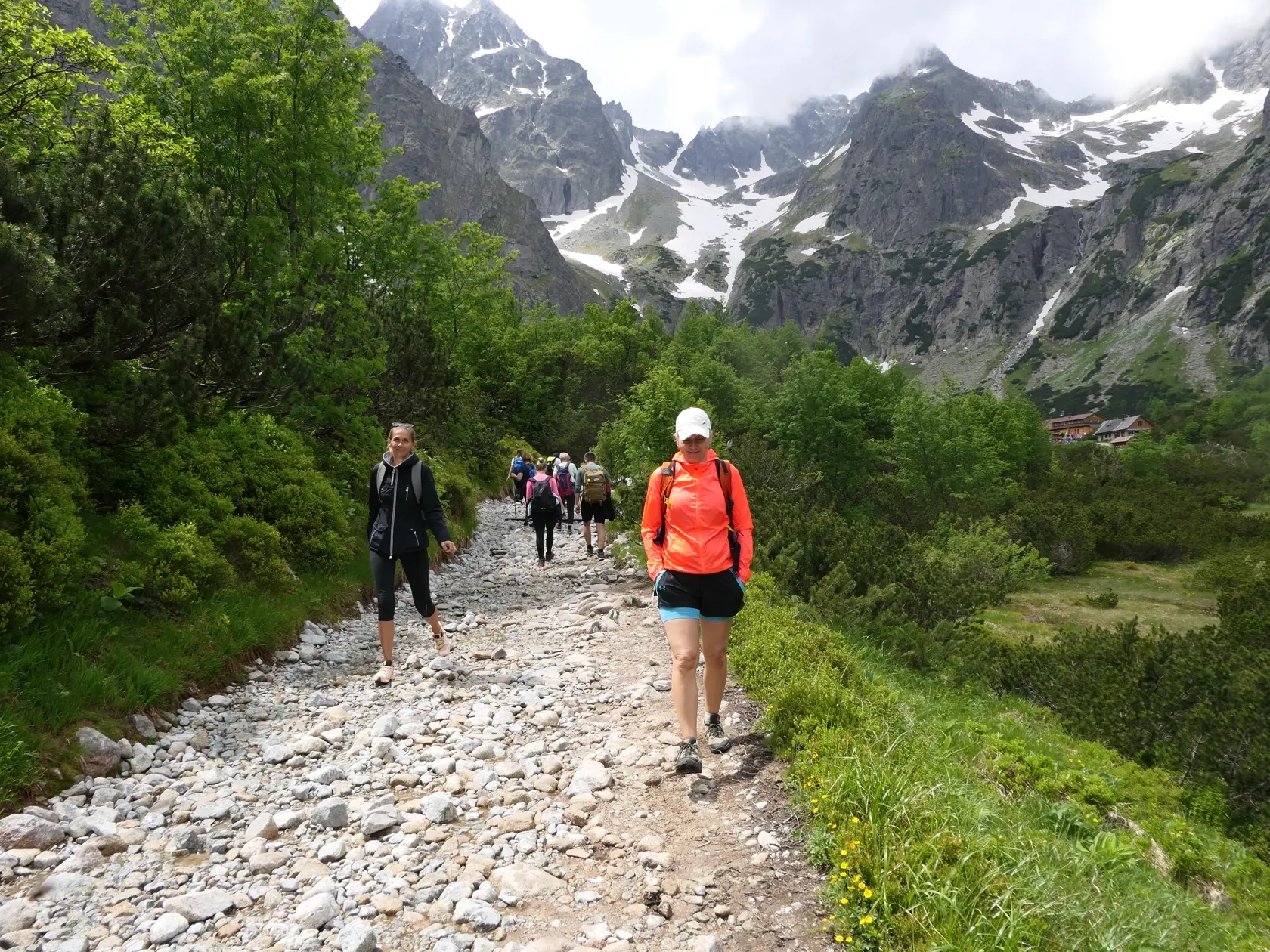 Pri horskej túre sa netreba zbytočne plašiť, ale ostávajte na turistických chodníkoch, nechoďte mimo nich a radšej sa drťte viacerí spolu.