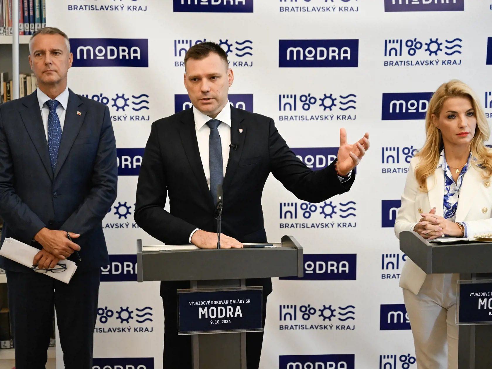 Na snímke sprava ministerka kultúry SR Martina Šimkovičová (nominantka SNS), podpredseda vlády a minister životného prostredia SR Tomáš Taraba (nominant SNS) a minister investícií, regionálneho rozvoja a informatizácie SR Richard Raši (Hlas-SD) po výjazdovom rokovaní vlády SR 9. októbra 2024 v Modre.