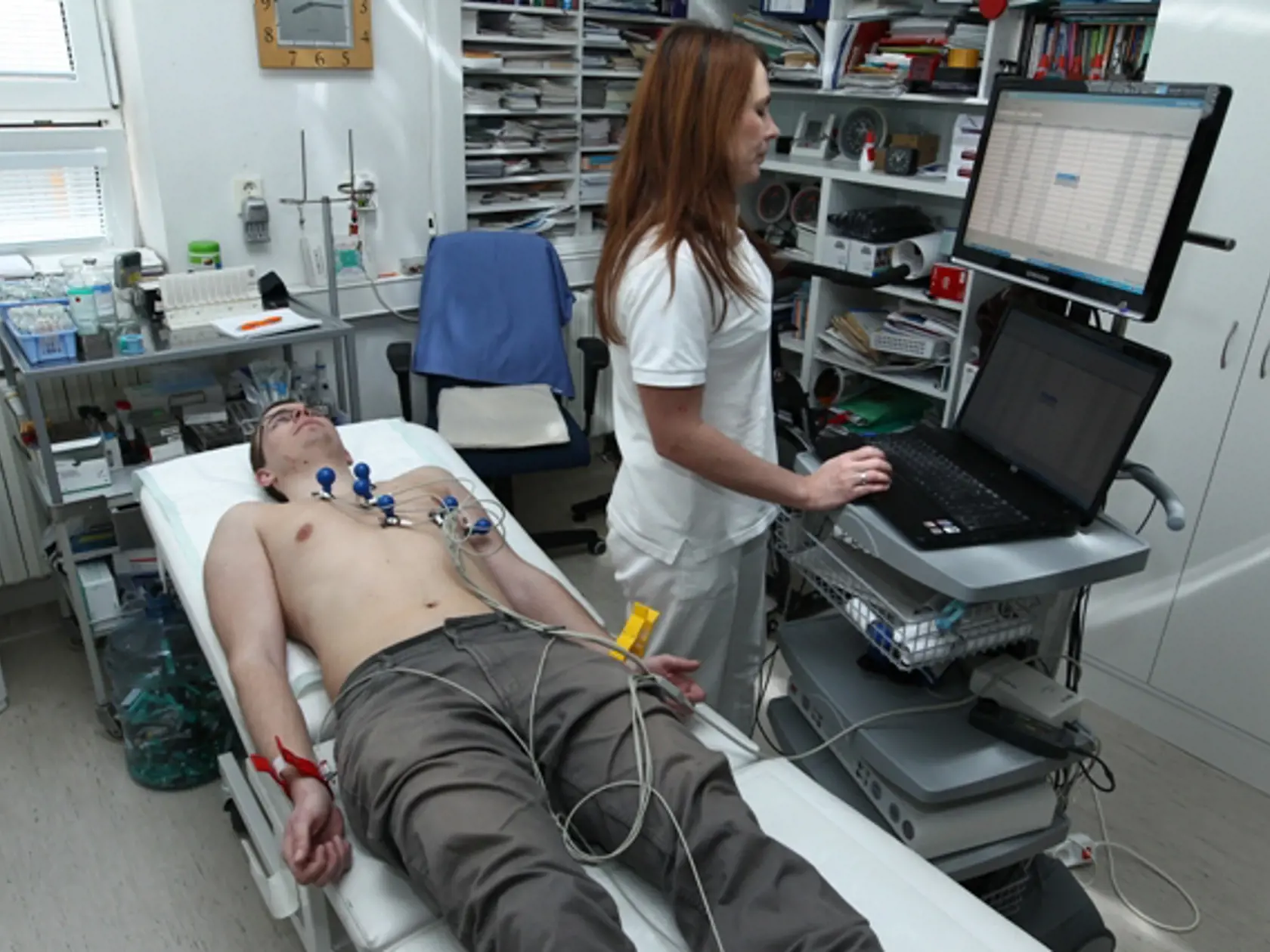 Bežné vyšetrenie: EKG vám dnes môžu vyšetriť už počas preventívnej prehliadky u všeobecného lekára. Aj počet preventívnych prehliadok však klesol o tretinu. Pritom na infarkty a mŕtvice umiera najviac Slovákov.