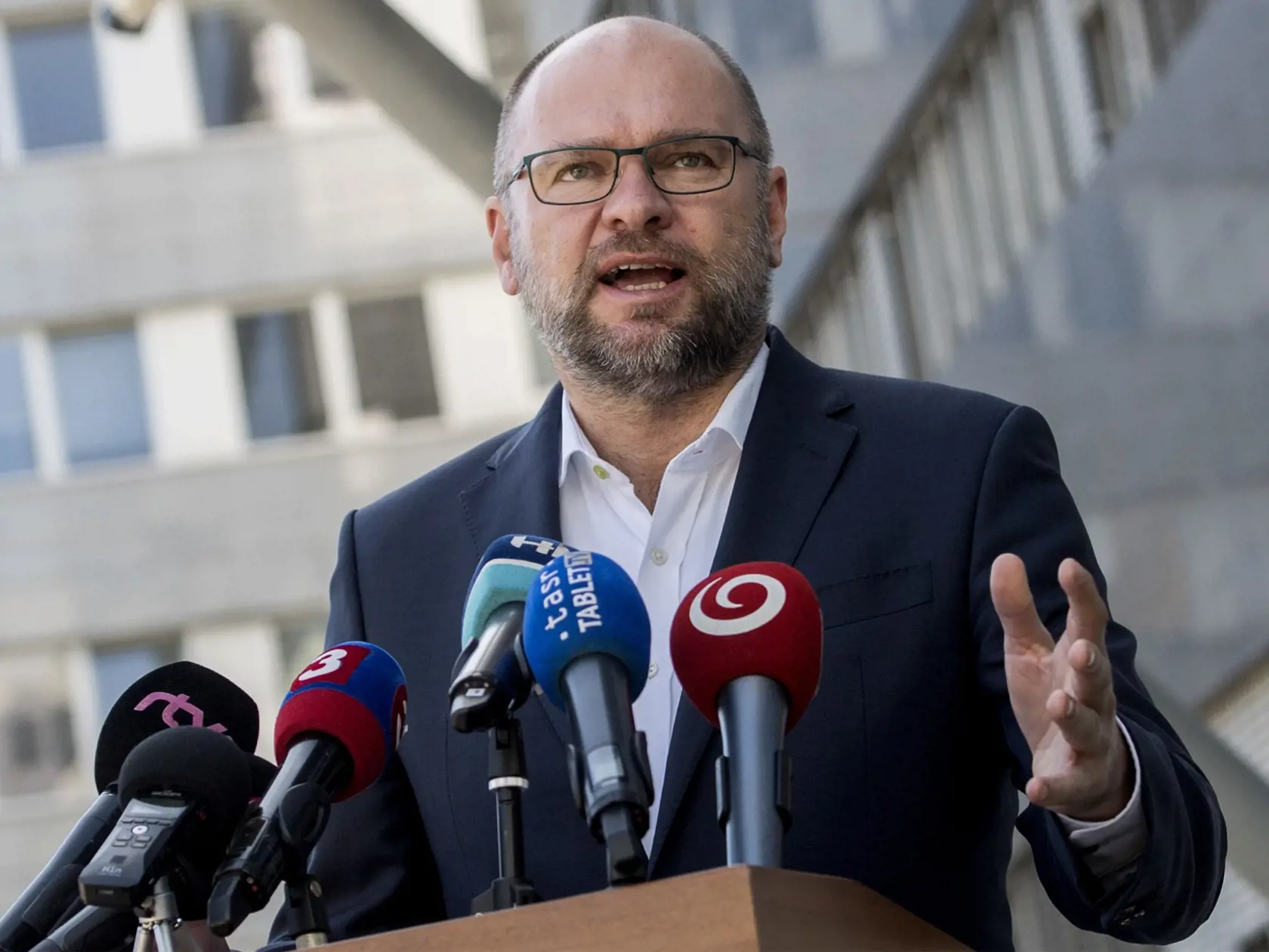 Na snímke je podpredseda vlády a minister hospodárstva SR Richard Sulík počas brífingu s novinármi.