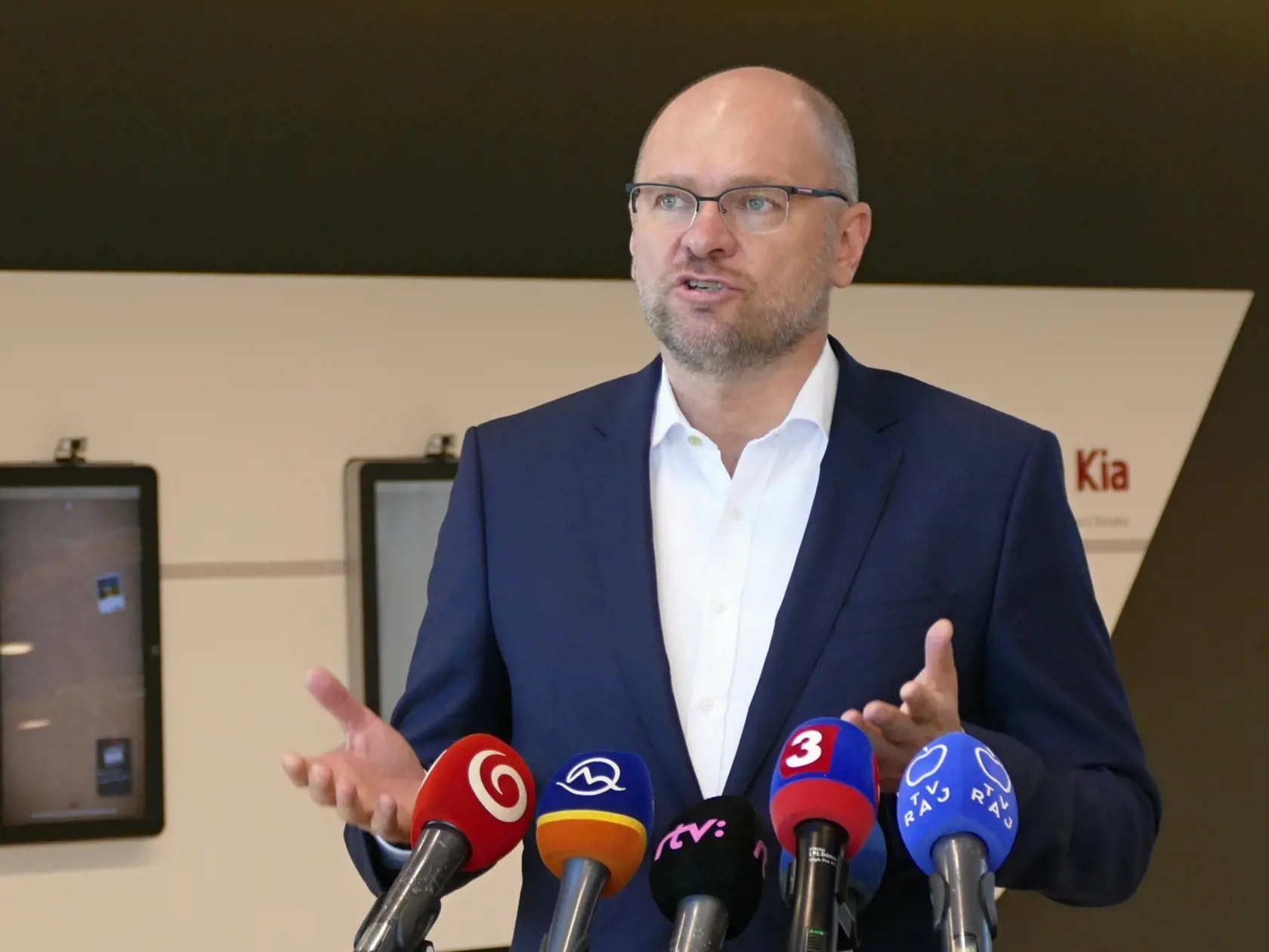 Na snímke je podpredseda vlády SR a minister hospodárstva Richard Sulík počas brífingu.