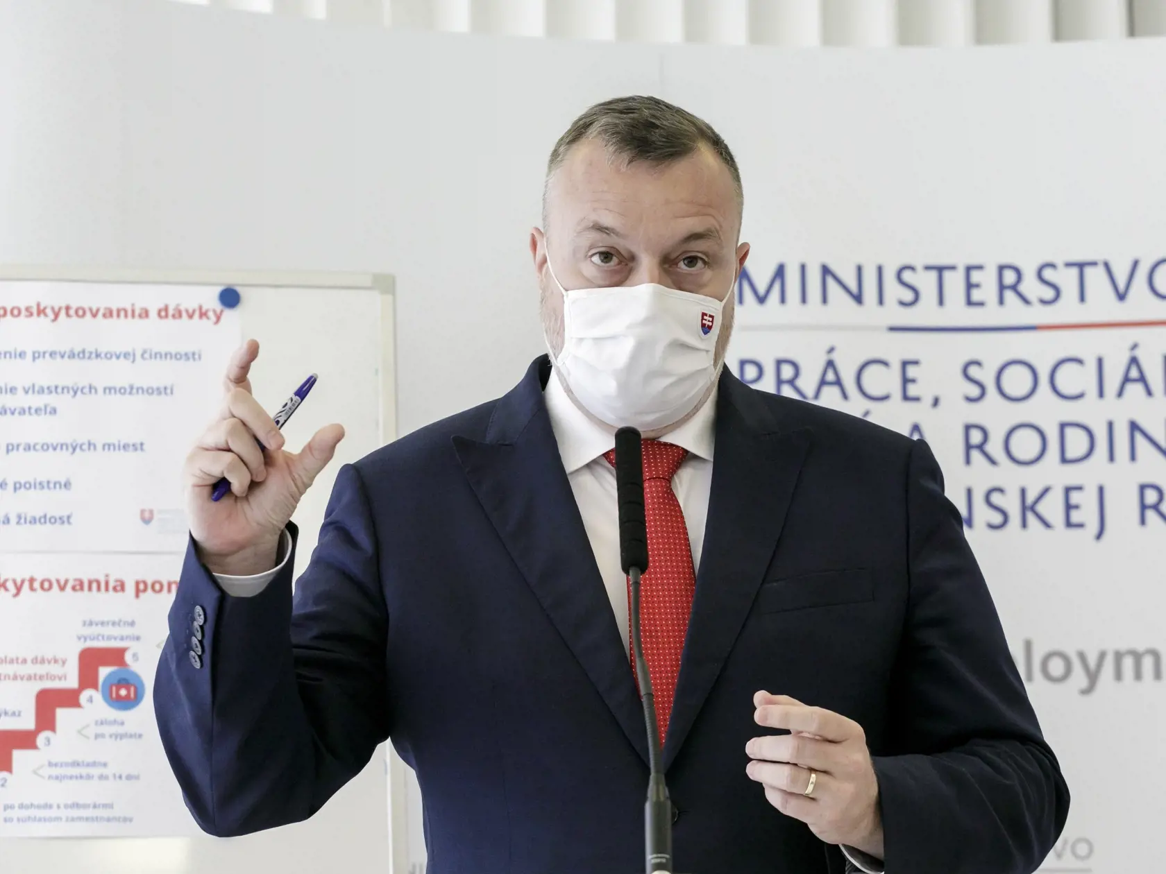 Minister Milan Krajniak predstavuje koncepciu kurzarbeitu 