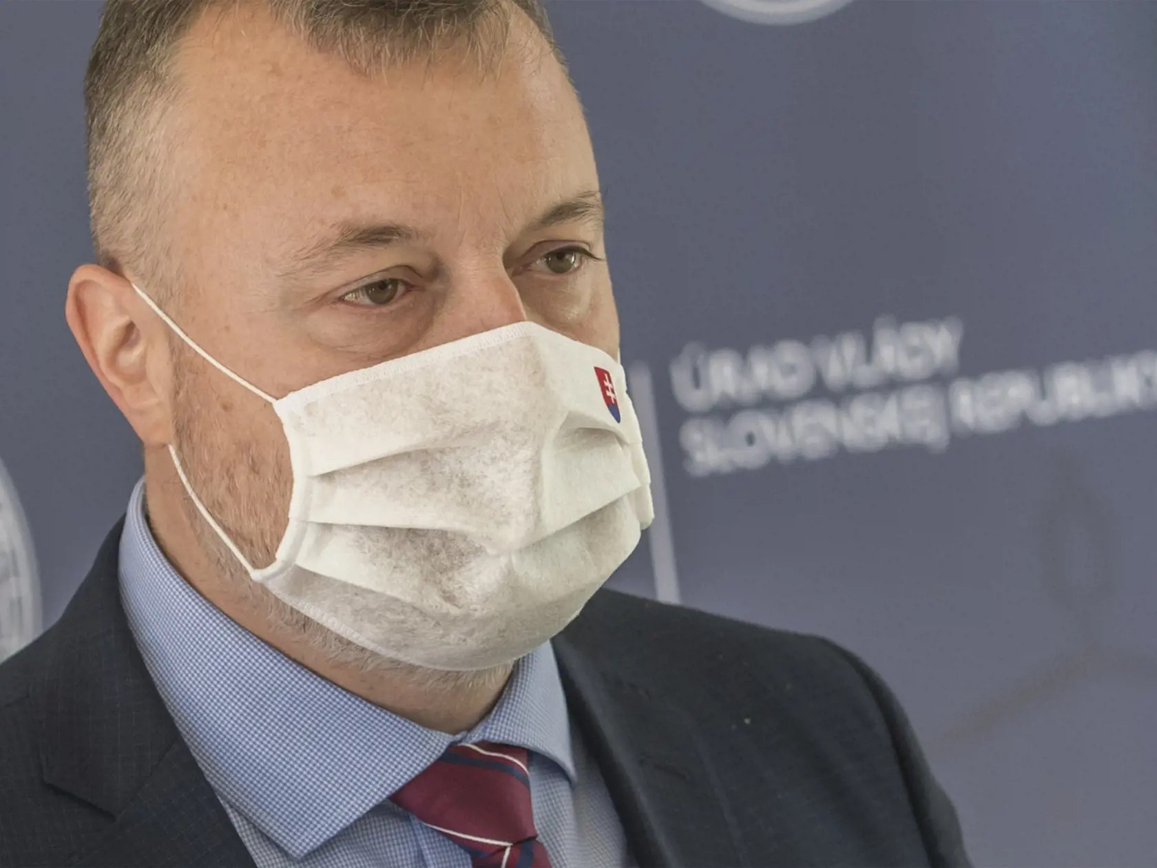 Na snímke je minister práce, sociálnych vecí a rodiny SR Milan Krajniak (Sme Rodina) počas brífingu s novinármi.
