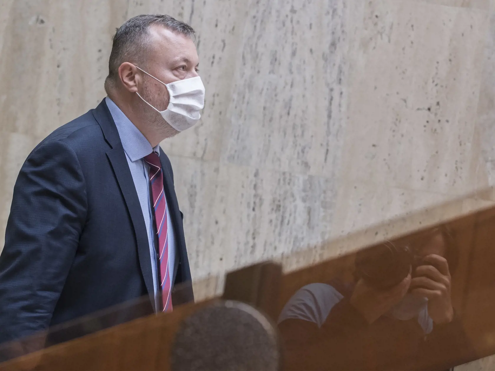 Na snímke minister práce, sociálnych vecí a rodiny SR Milan Krajniak prichádza na 34. schôdzu vlády SR.