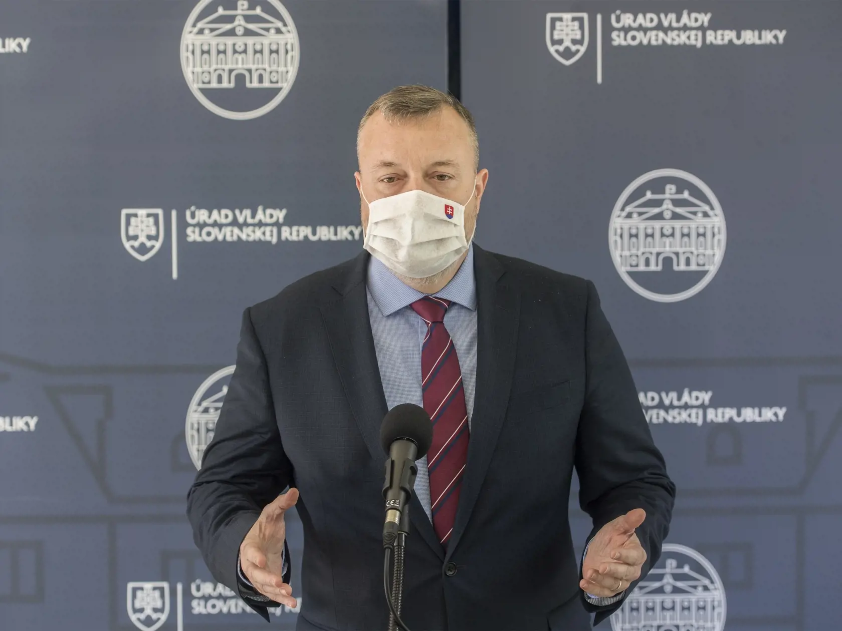 Na snímke je minister práce, sociálnych vecí a rodiny SR Milan Krajniak (Sme Rodina) počas brífingu s novinármi.
