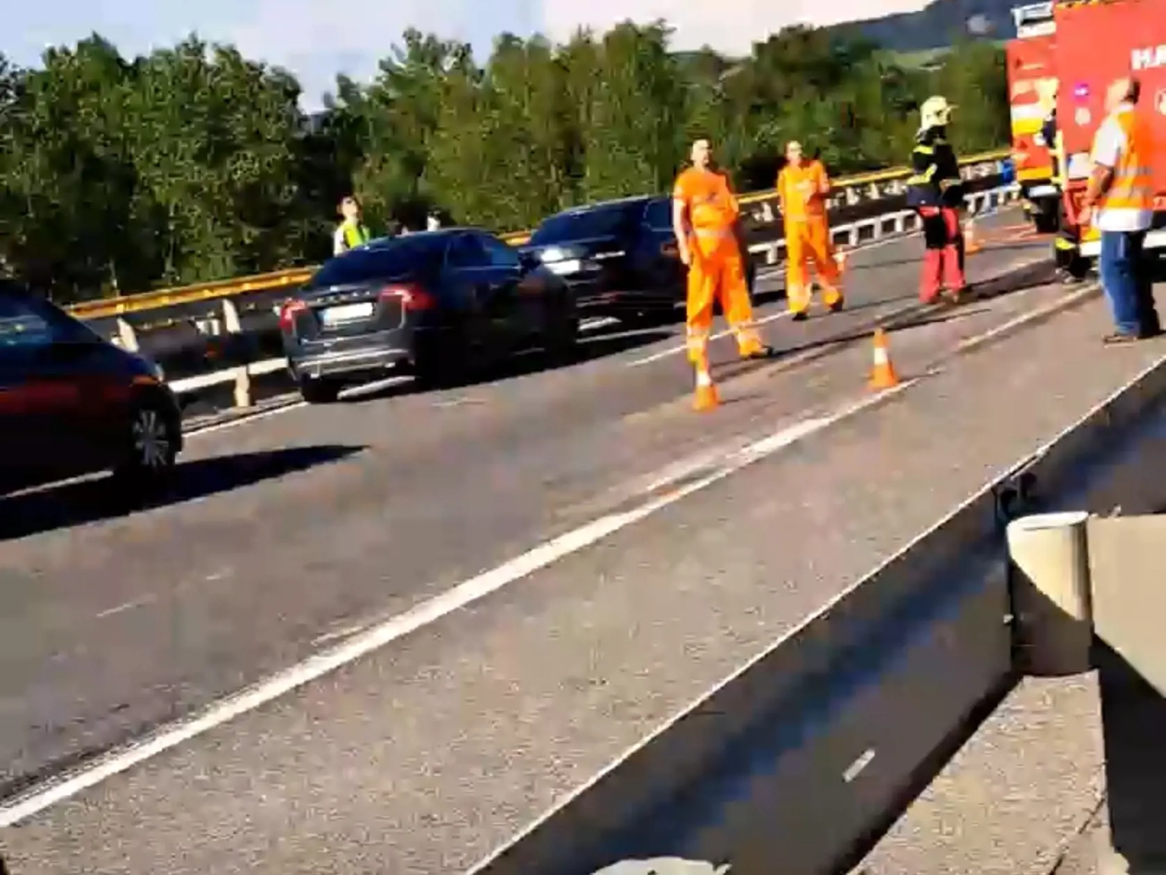 Na diaľnici pristál aj vrtuľník. Kamión podľa svedka vrazil do policajného auta aj do hasičov.