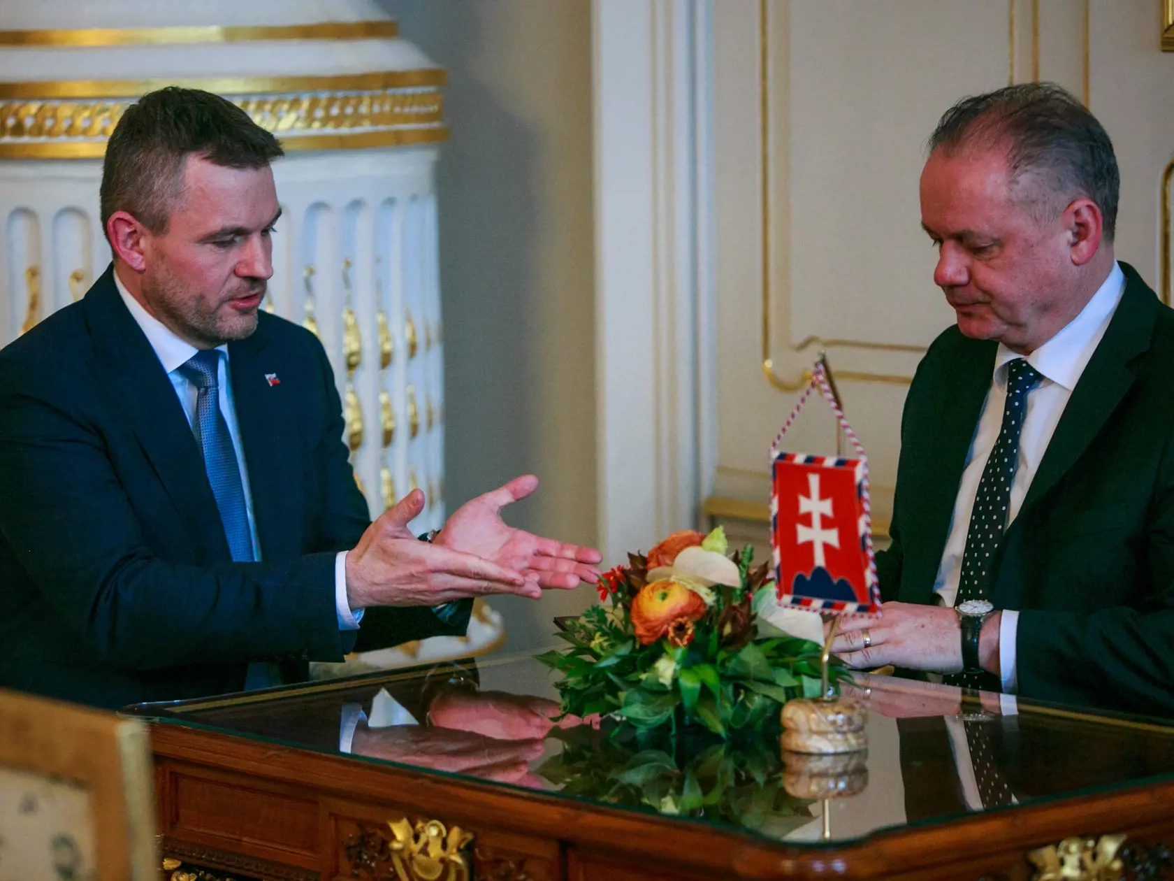 Peter Pellegrini priniesol prezidentovi Andrejovi Kiskovi kandidátov na ministrov SR. Na snímke Peter Pellegrini a prezident slovenskej republiky Andrej Kiska.