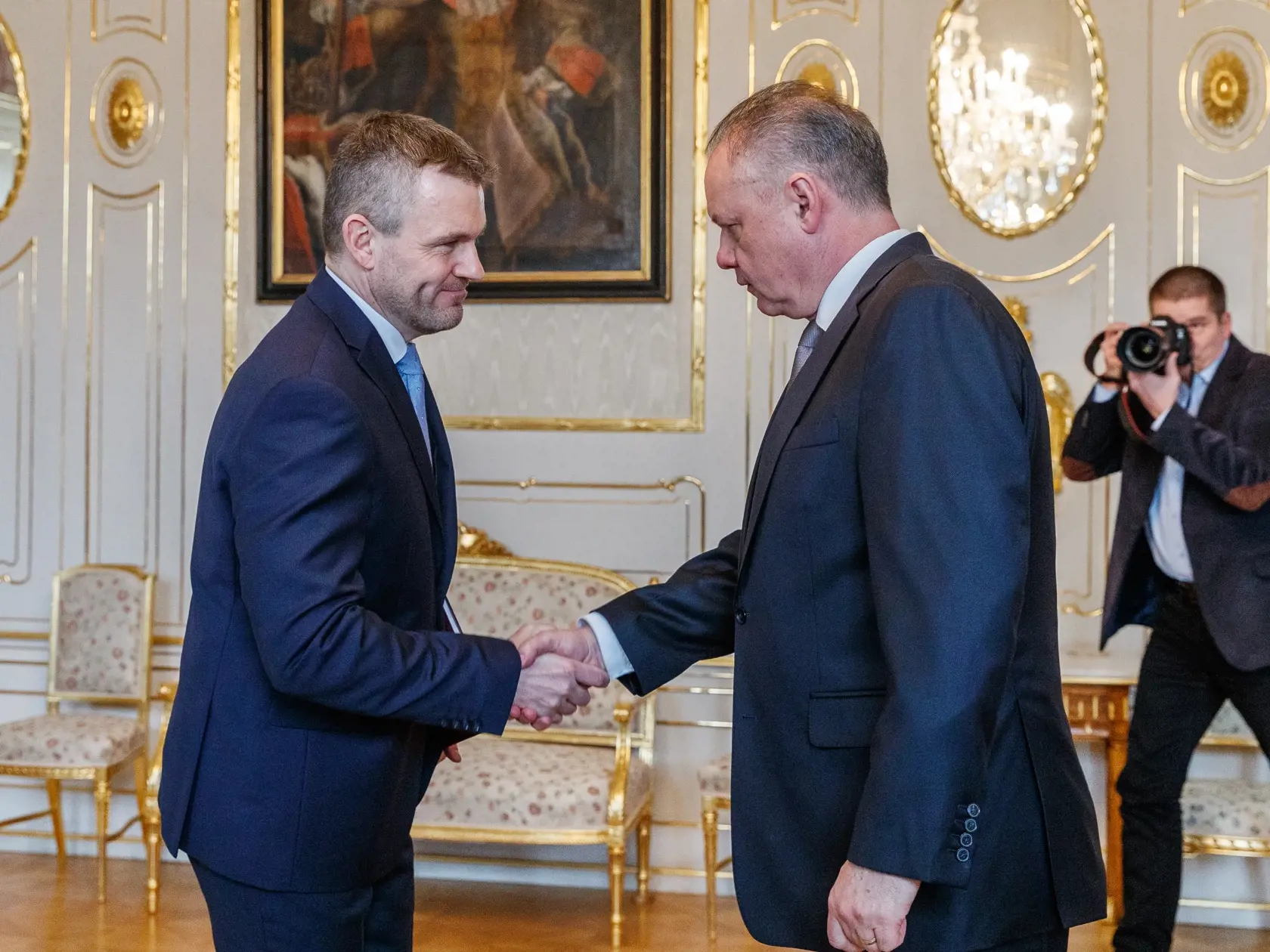 Prezident Kiska môže teoreticky vziať Pellegrinimu poverenie zostaviť vládu.