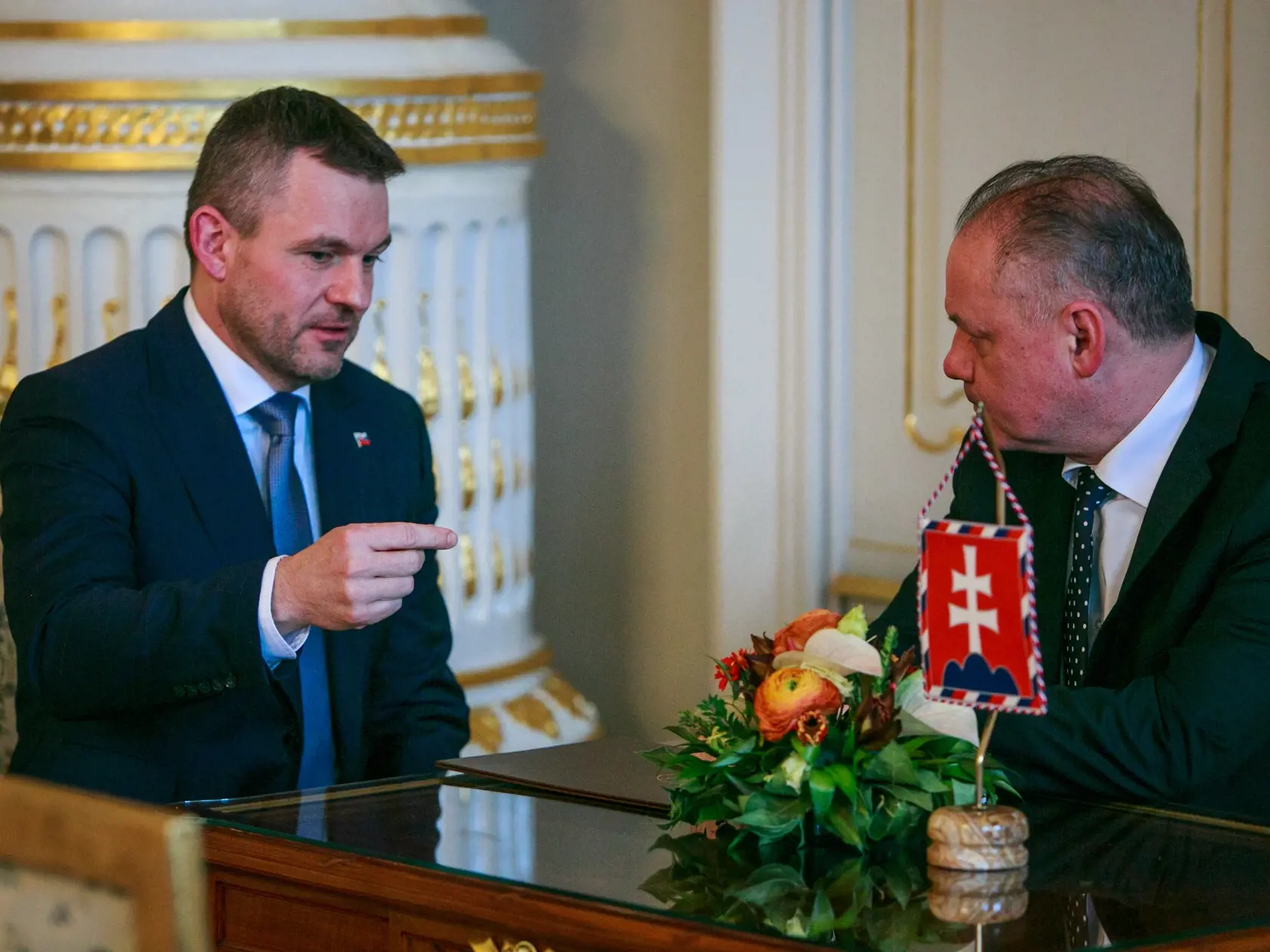 Peter Pellegrini priniesol prezidentovi Andrejovi Kiskovi kandidátov na ministrov SR. Na snímke Peter Pellegrini a prezident slovenskej republiky Andrej Kiska.