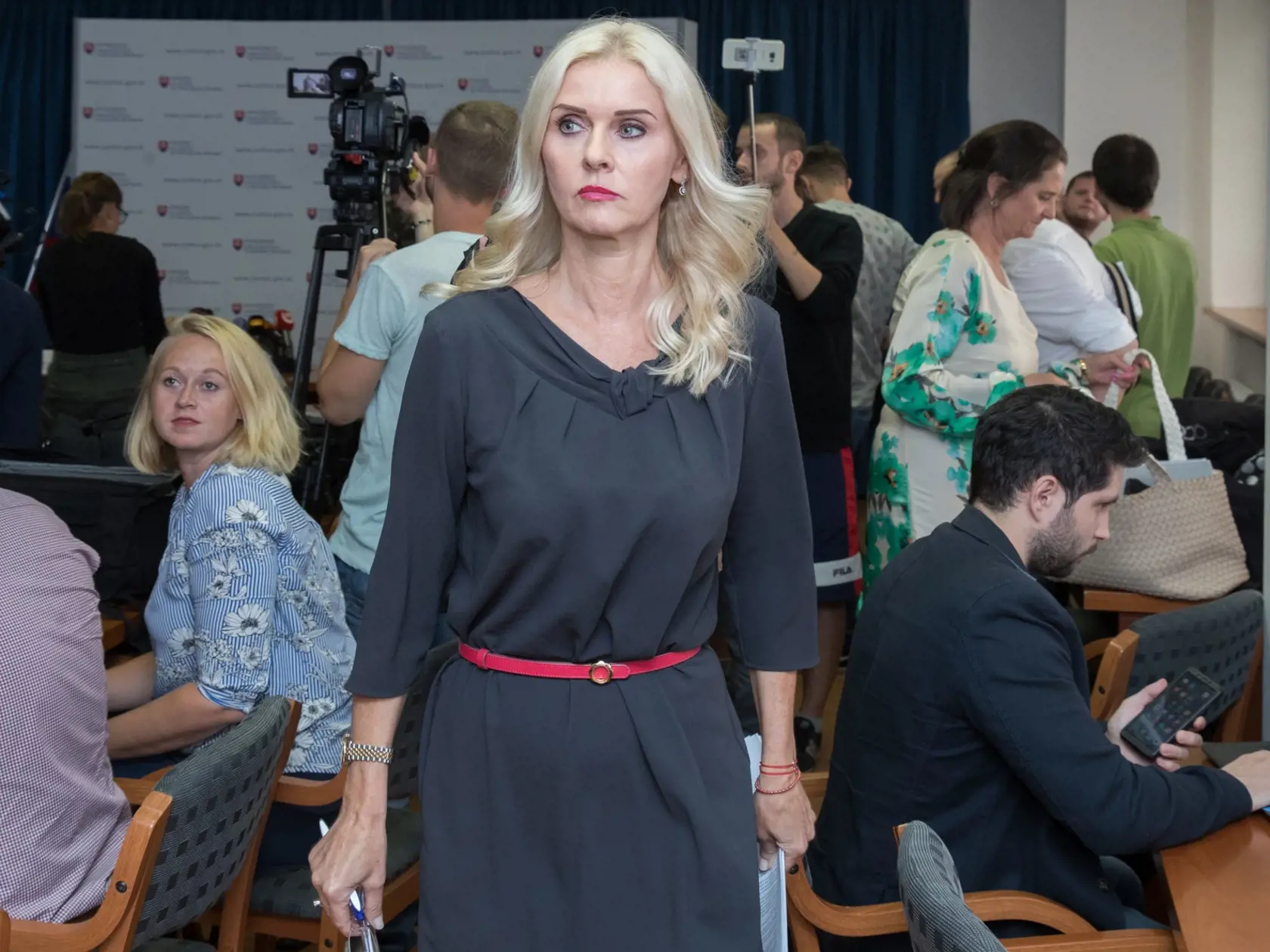 Monika Jankovská pri odchode z brífingu na ktorom oznámila, že sa zdáva funkcie štátnej tajomníčky.