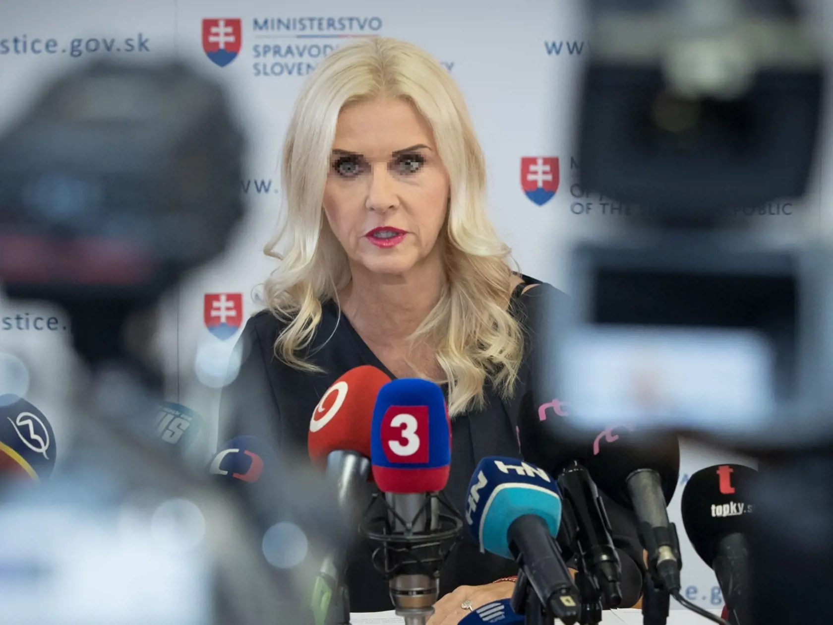 Monika Jankovská počas brífingu, na ktorom oznámila, že sa zdáva funkcie štátnej tajomníčky.