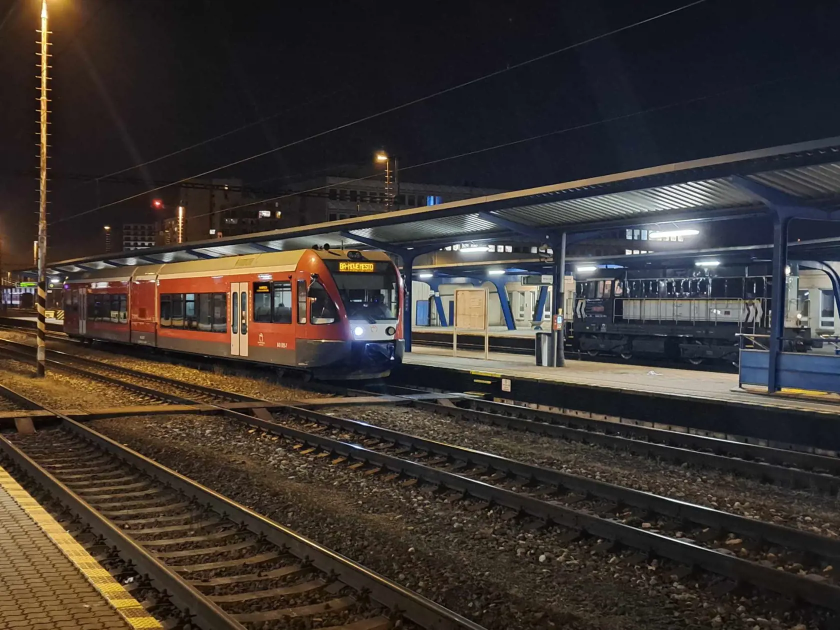 Situácia vážne komplikuje dopravu pre tisícky cestujúcich, ktorí železničnú dopravu dennodenne využívajú na presun.