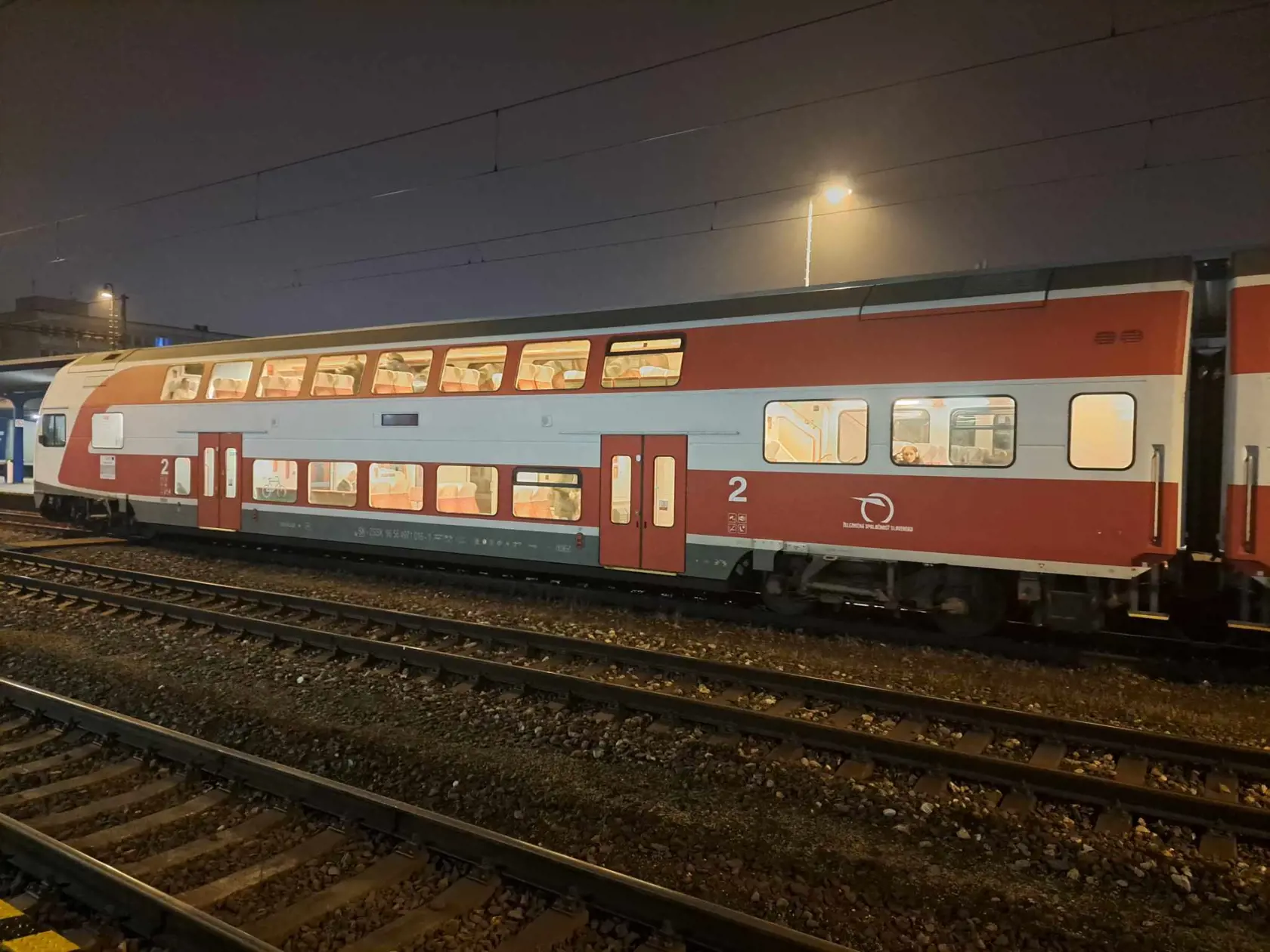 Situácia vážne komplikuje dopravu pre tisícky cestujúcich, ktorí železničnú dopravu dennodenne využívajú na presun.