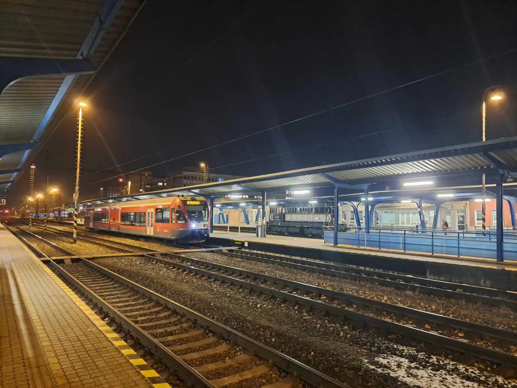 Situácia vážne komplikuje dopravu pre tisícky cestujúcich, ktorí železničnú dopravu dennodenne využívajú na presun.