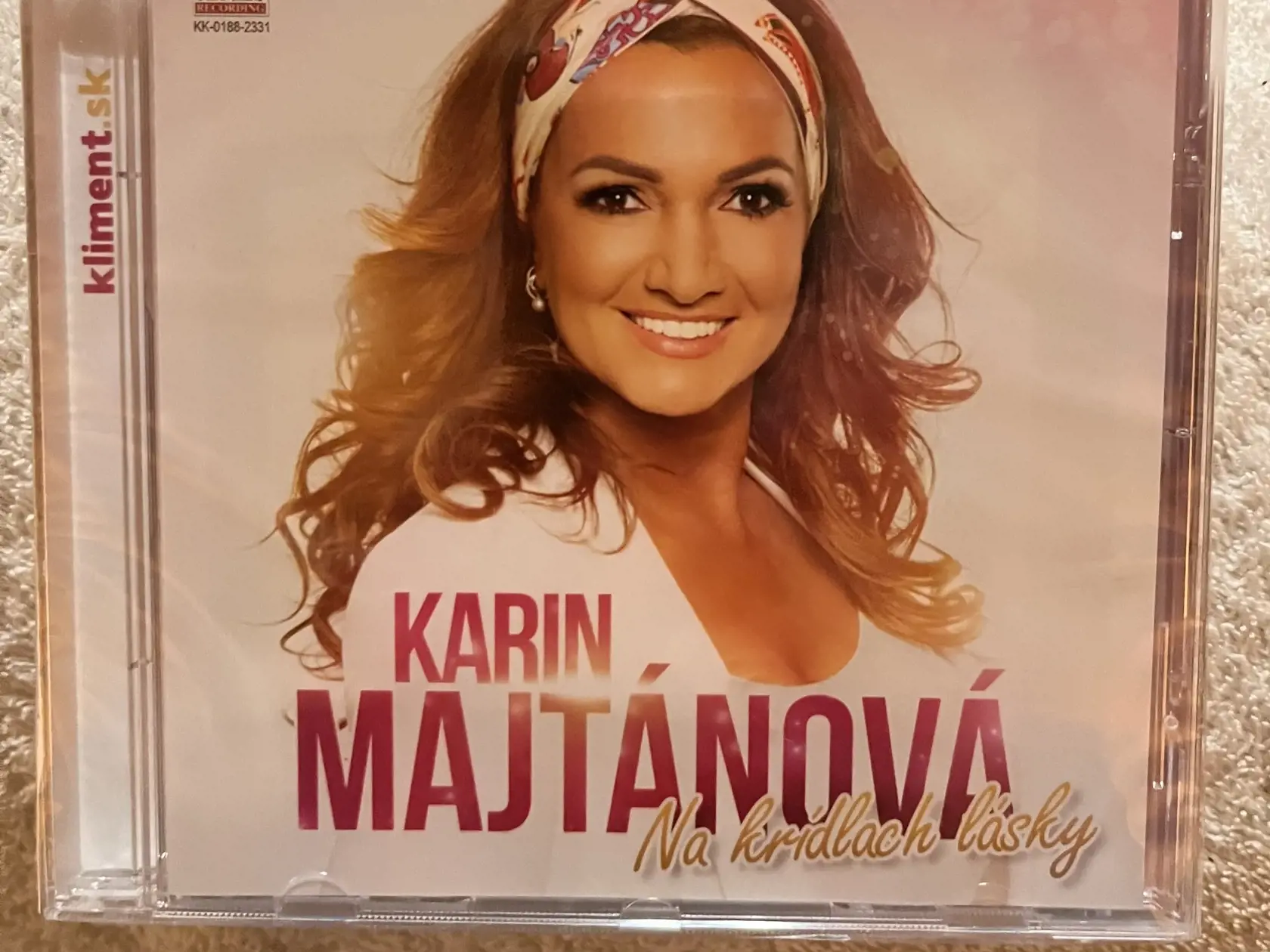 Moderátorka Karin Majtánová po päťdesiatke nahrala vlastné cédečko a rozbehla spevácku kariéru.