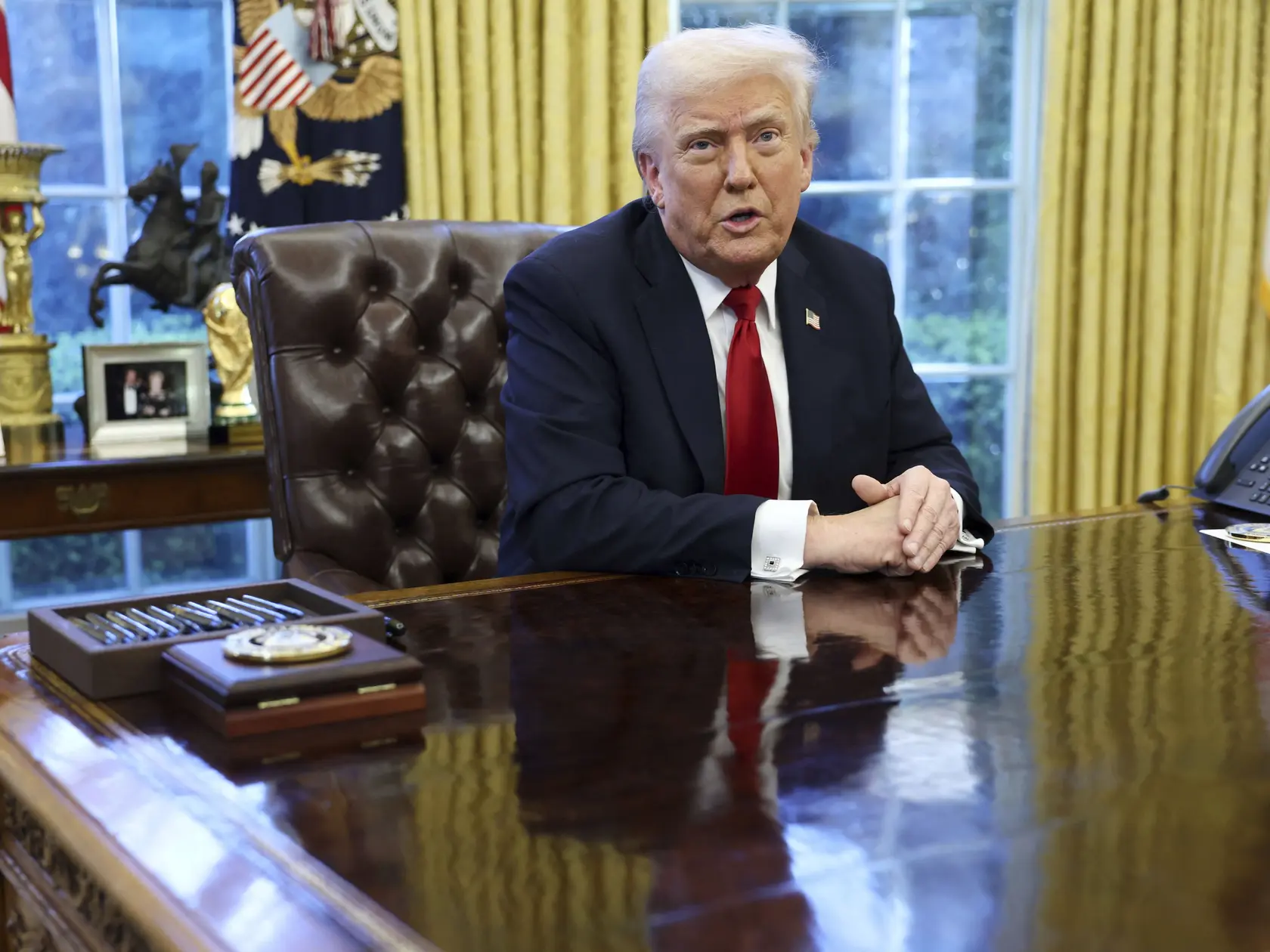 Trump zavádza clá na autá.