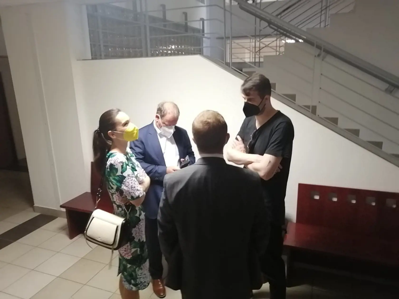 Generálny riaditeľ TV Markíza Matthias Settele (druhý zľava) spolu s právnymi zástupcami televízie Luciou Tandlich a Tomášom Kamencom (otočený chrbtom).