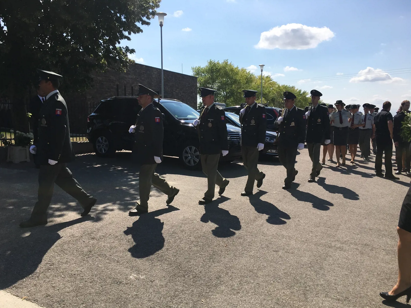 Oboch policajtov odprevadili kolegovia zo zboru.