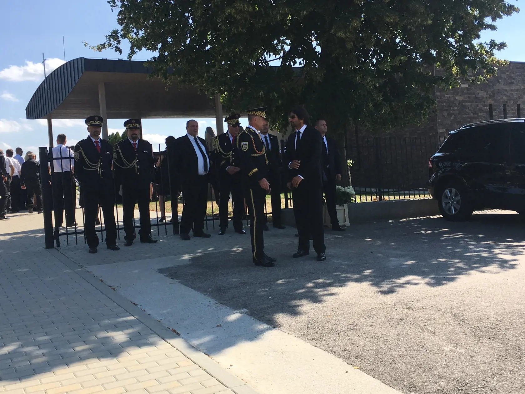 Oboch policajtov odprevadili kolegovia zo zboru.