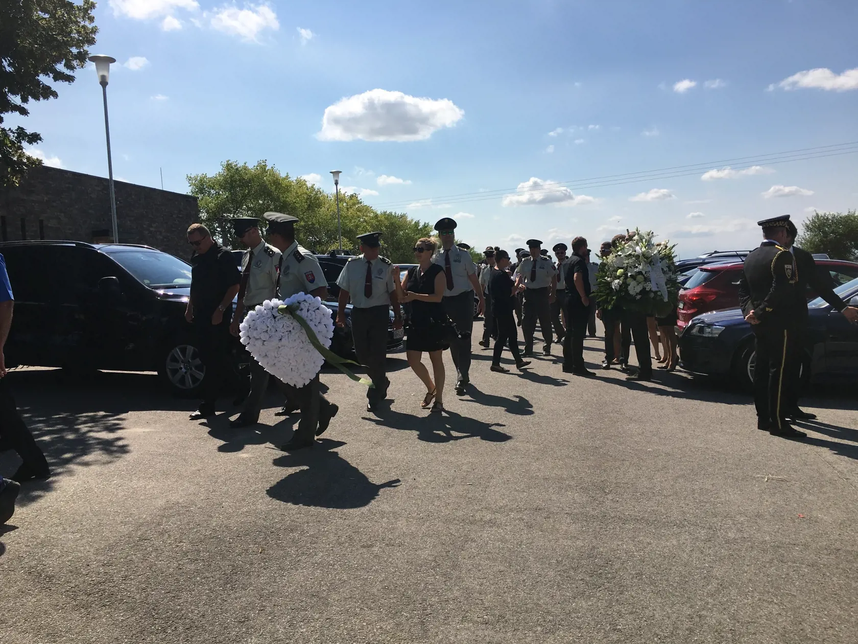 Oboch policajtov odprevadili kolegovia zo zboru.