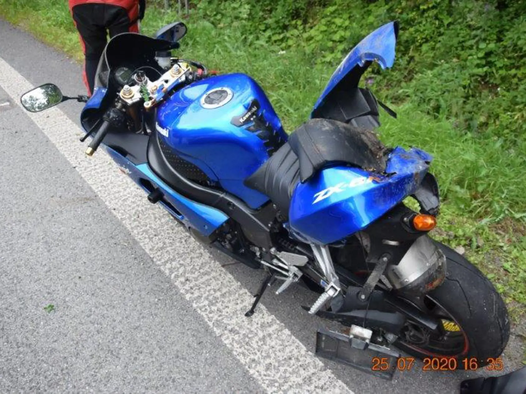 Viacero dopravných nehôd motocyklistov zaevidovala polícia v Košickom kraji počas uplynulého víkendu. Ťažký úraz s dobou liečenia nad 42 dní utrpel 26-ročný motocyklista z okresu Michalovce po ďalšej sobotňajšej dopravnej nehode. Smeroval od obce Dargov na obec Košický Klečenov. „V stúpaní na horský priechod v ostrej pravotočivej zákrute neprispôsobil rýchlosť jazdy svojim schopnostiam a s motocyklom (na snímke) sa dostal do šmyku, v ktorom pokračoval až do protismerného jazdného pruhu, kde doln