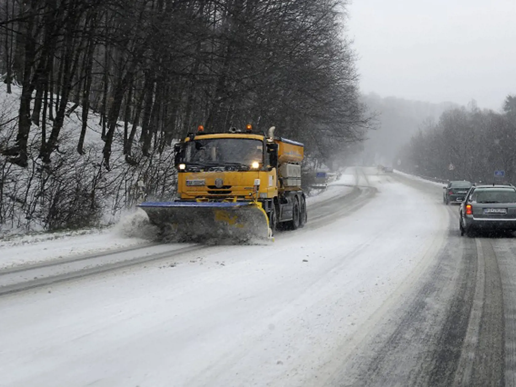 Pocitovo nepríjemné a veľmi studené počasie v okolí Košíc spôsobuje prudké ochladenie na -10 stupňov C a silný vietor. Priesmyk Dargov, 25. január 2014.
Foto: SITA/Ivan Fleischer