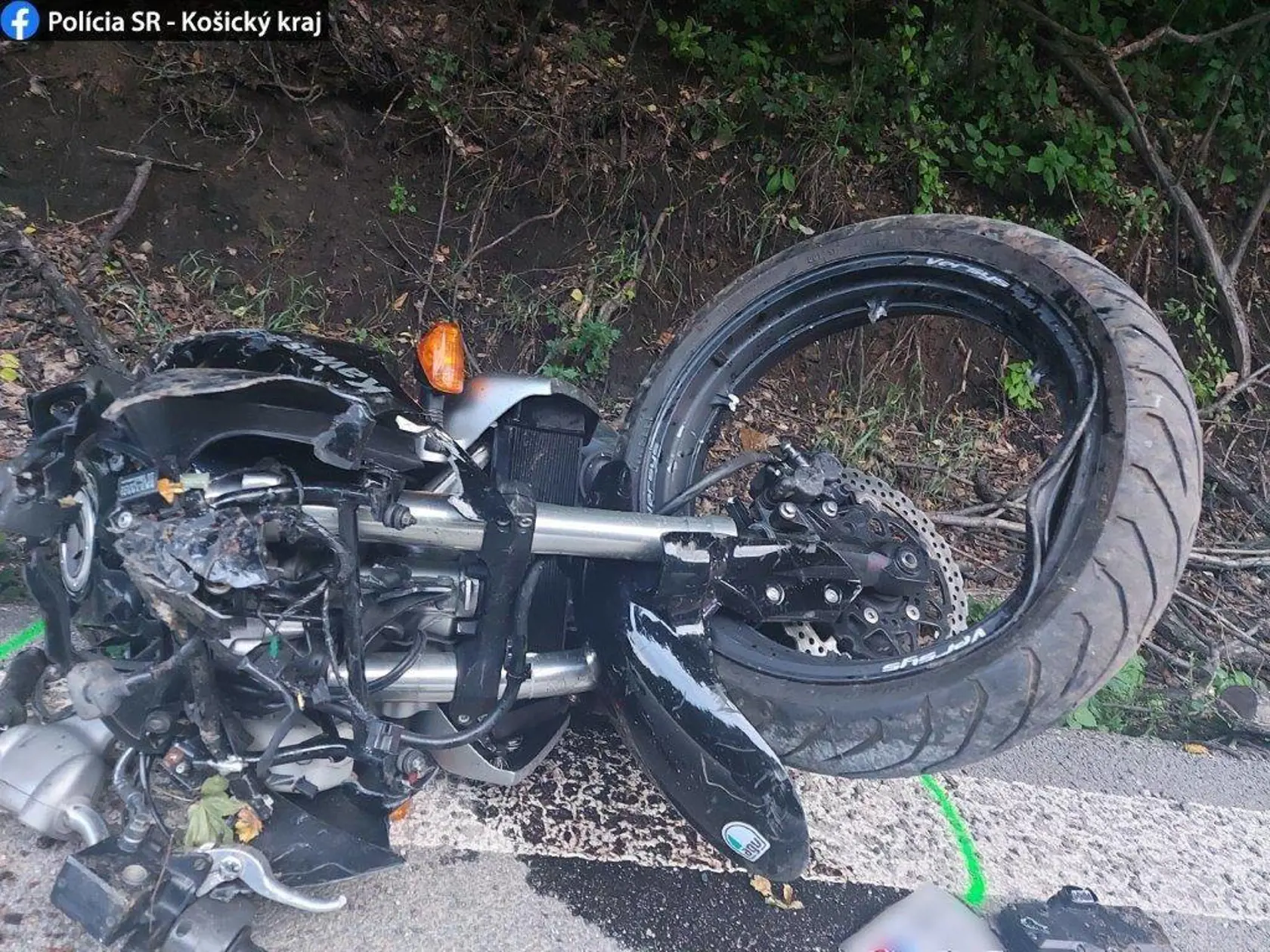 Vodič motorky nemal šancu nehodu na prechode Dargov prežiť.