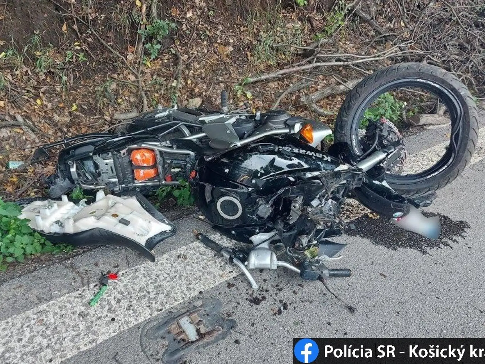 Vodič motorky nemal šancu nehodu na prechode Dargov prežiť.