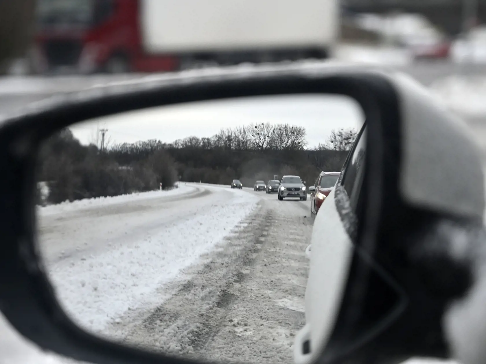 Na východnom Slovensku do nedele rána nasnežilo miestami 15 až 30 centimetrov snehu, ojedinele aj viac. Väčšinou mrzne a stále fúka silný až prudký severný vietor, ktorý spôsobuje výrazné komplikácie v doprave. Dopravnú situáciu na horskom priechode Dargov komplikujú šmýkajúce sa kamióny. Dargov, 11. decembra 2022. FOTO TASR - Roman Hanc