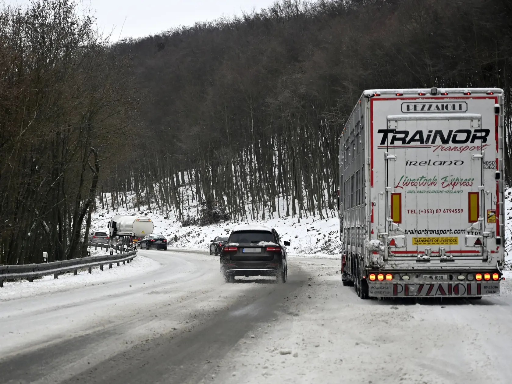Na východnom Slovensku do nedele rána nasnežilo miestami 15 až 30 centimetrov snehu, ojedinele aj viac. Väčšinou mrzne a stále fúka silný až prudký severný vietor, ktorý spôsobuje výrazné komplikácie v doprave. Dopravnú situáciu na horskom priechode Dargov komplikujú šmýkajúce sa kamióny. Dargov, 11. decembra 2022. FOTO TASR - Roman Hanc