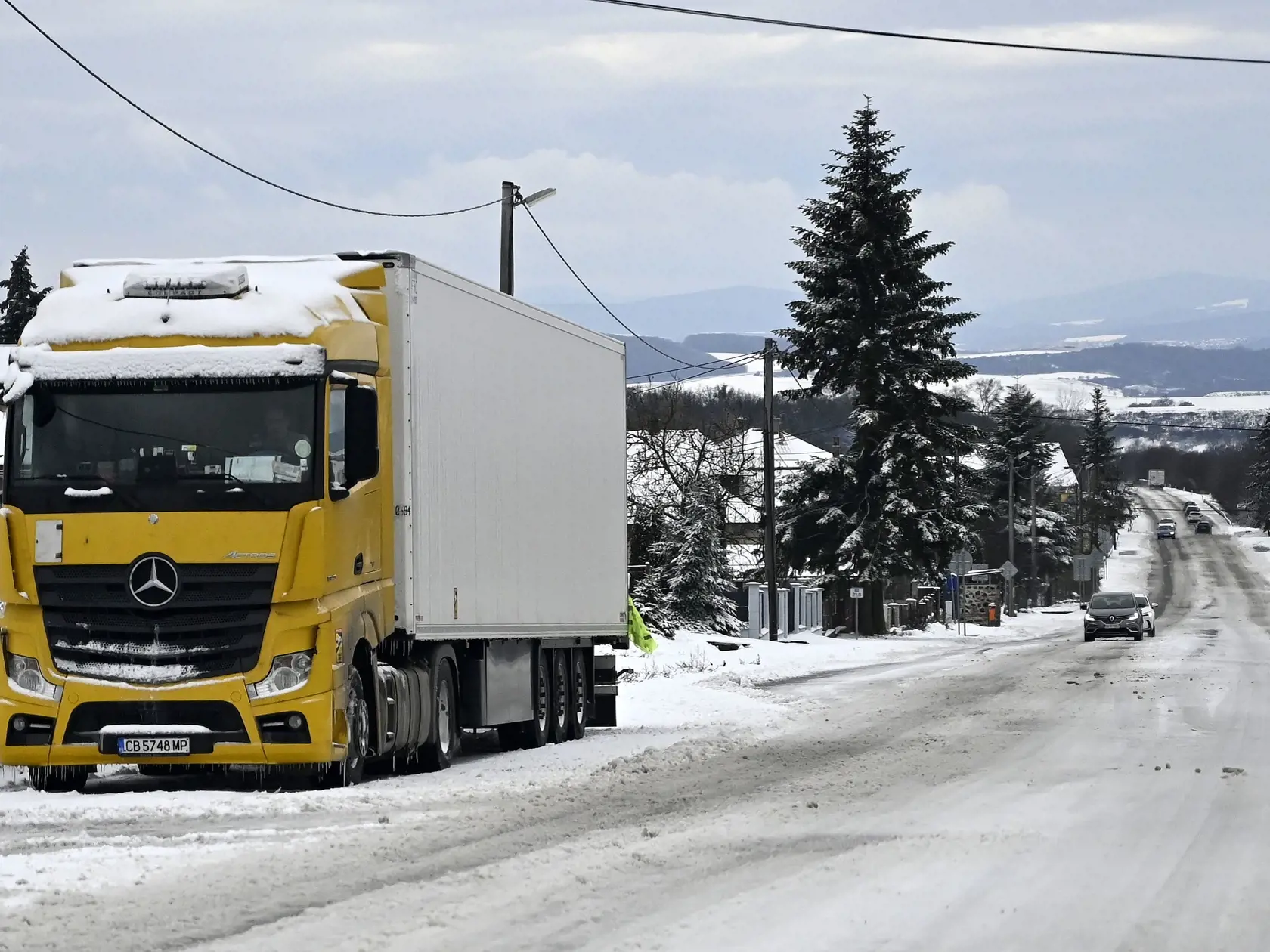 Na východnom Slovensku do nedele rána nasnežilo miestami 15 až 30 centimetrov snehu, ojedinele aj viac. Väčšinou mrzne a stále fúka silný až prudký severný vietor, ktorý spôsobuje výrazné komplikácie v doprave. Dopravnú situáciu na horskom priechode Dargov komplikujú šmýkajúce sa kamióny. Dargov, 11. decembra 2022. FOTO TASR - Roman Hanc