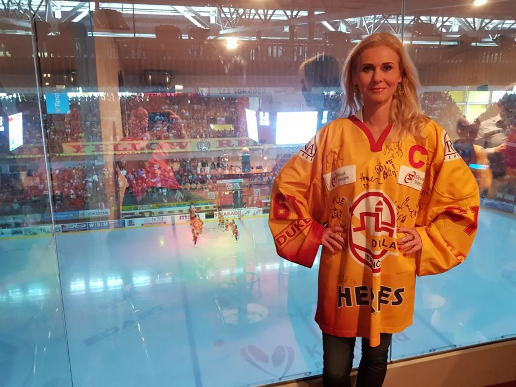 Monika Jankovská v drese hokejového Trenčína.