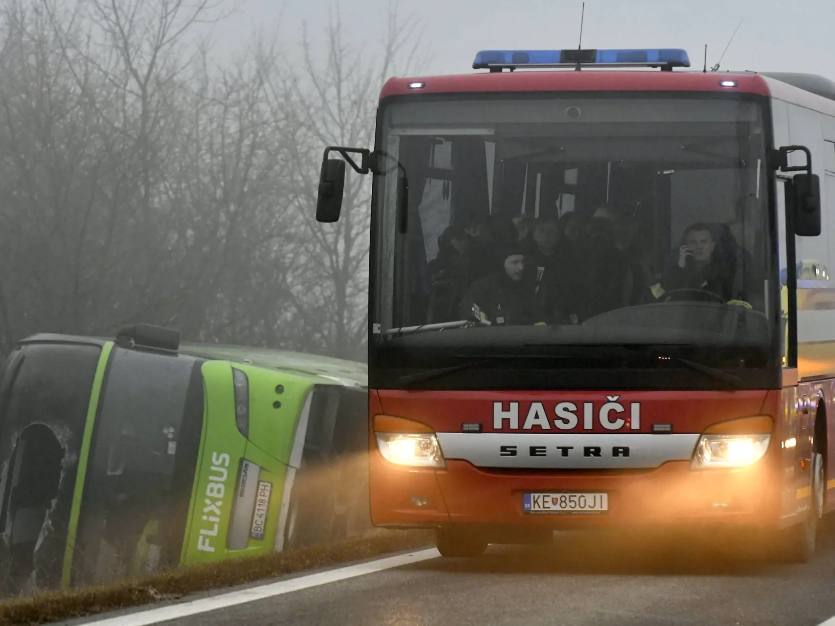 Na snímke nehoda autobusu z Ukrajiny pred obcou Dargov v okrese Trebišov 17. decembra 2023. FOTO TASR - Roman Hanc