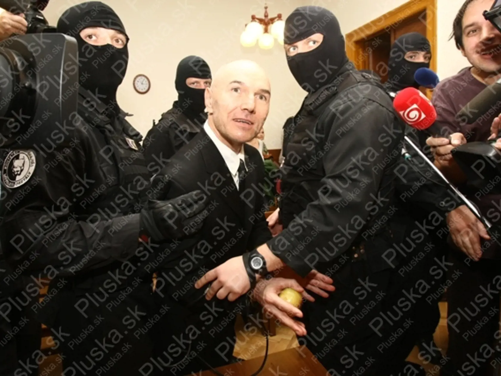 Jozef Roháč v starostlivosti maďarskej polície na súde.