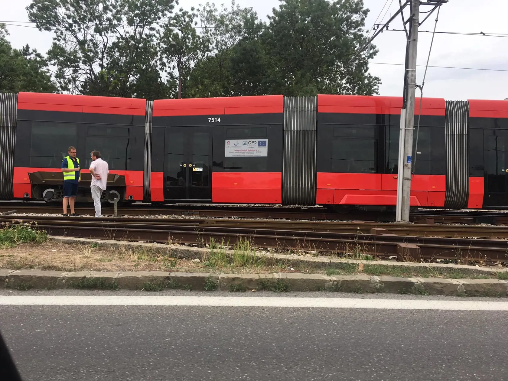 Druhá vykoľajená električka v krátkom čase na Molecovej ulici.
