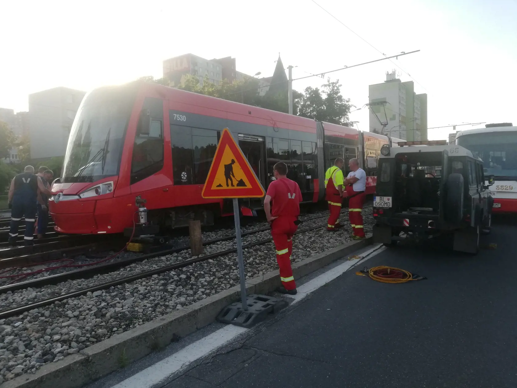 Prvá električka X6 sa vykoľajila už vo štvrtok okolo 18.00 h.
