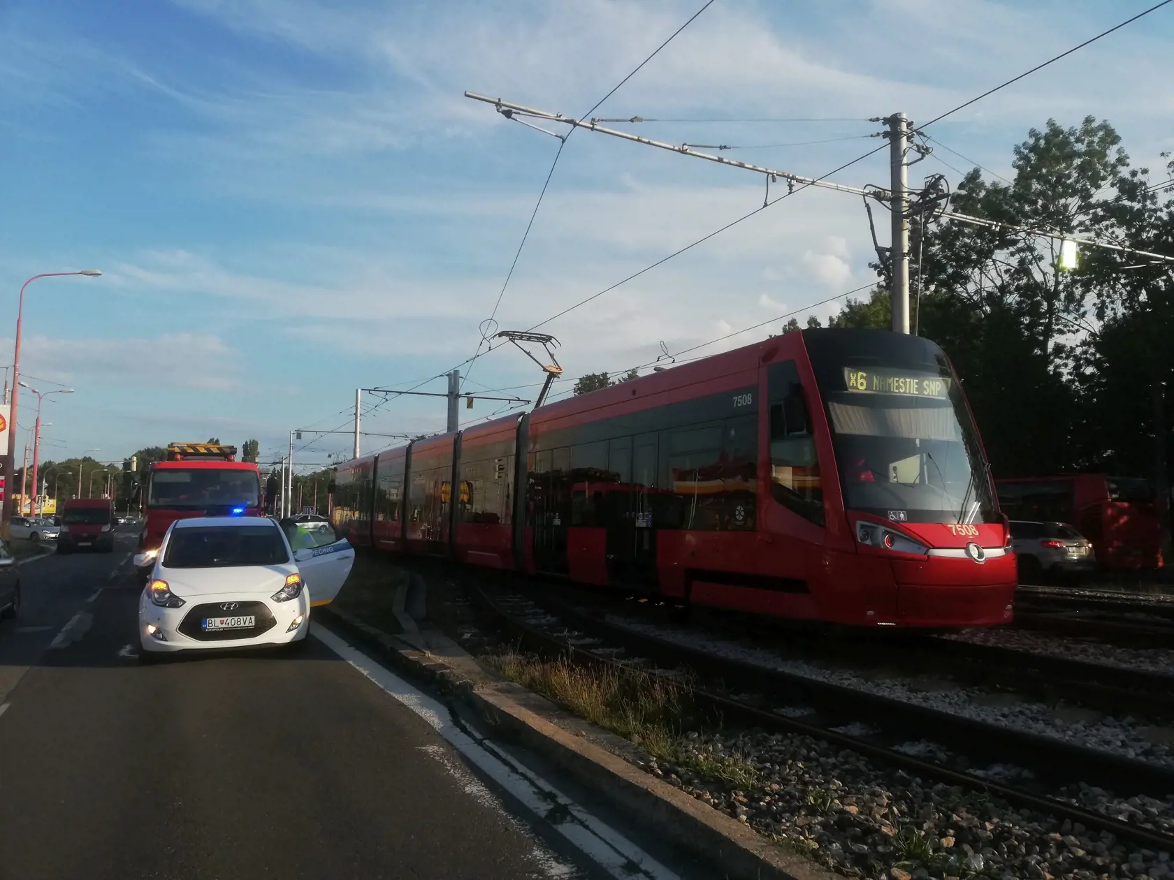 Už vo štvrtok večer skomplikovala dopravu v Bratislave vykoľajená električka X6.