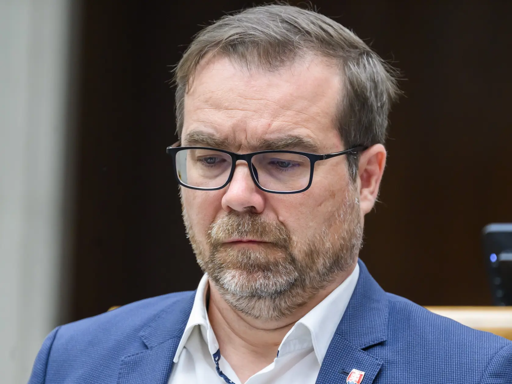 V programe bol aj opozičný návrh na vyslovenie nedôvery celej vláde. Aj tento návrh sa presunul na schôdzu, ktorá sa začne 27. mája. Opozícia tento postup skritizovala. Vyčíta koalícii, že tieto návrhy sa už skôr presúvali vzhľadom na to, že parlament nebol uznášaniaschopný.