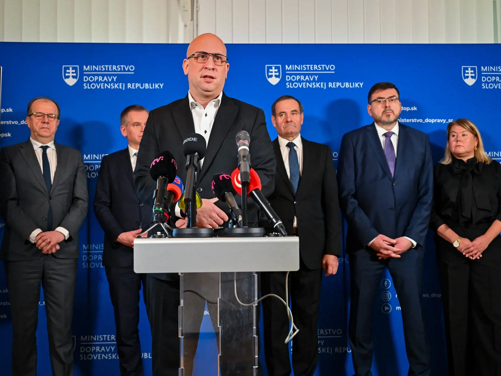 Na snímke zľava prezident Únie miest Slovenska (ÚMS) Richard Rybníček, starosta mestskej časti Bratislava - Ružinov Martin Chren, minister dopravy SR Jozef Ráž ml., prezident Zväzu stavebných podnikateľov Slovenska (ZSPS) Pavol Kováčik, predseda Združenia miest a obcí Slovenska (ZMOS) Jozef Božík, viceprimátorka mesta Bratislava Lenka Antalová Plavuchová počas tlačovej konferencie Ministerstva dopravy SR na tému Zmeny v stavebnom zákone, 18. januára 2024 v Bratislave. FOTO TASR - Pavol Zachar
