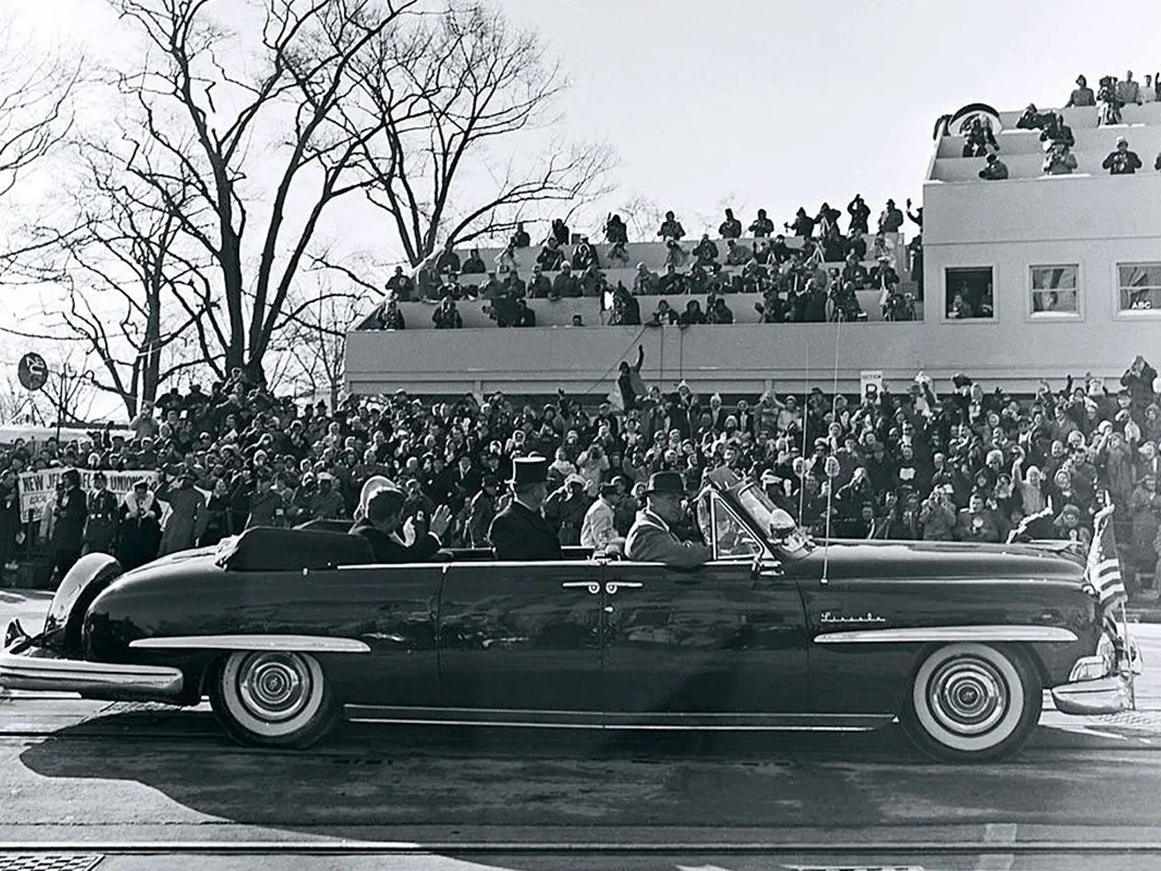 Aj John F. Kennedy sa nechal pri nástupe do úradu v roku 1961 odviesť kabrioletom Lincoln Cosmopolitan