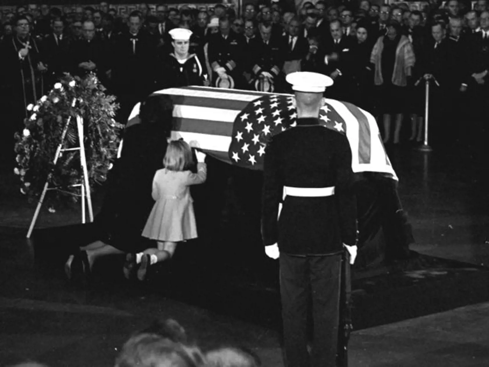 KK21 Washington - Na archívnej snímke z 24. novembra 1963 Jacqueline Kennedyová bozkáva truhlu s pozostatkami je manžela, amerického prezidenta Johna F. Kennedyho, vedľa nej kľačí dcéra Caroline Kennedyová, v budove Kapitolu vo Washingtone. Dňa 22. novembra 2013 uplynie od atentátu na prezidenta Johna Fitzgeralda Kennedyho 50 rokov. Stalo sa to 22. novembra 1963 počas jeho cesty po Texase, ktorú absolvoval v súvislosti s blížiacimi sa prezidentskými voľbami. FOTO TASR/AP 
FILE - In this Nov. 24,